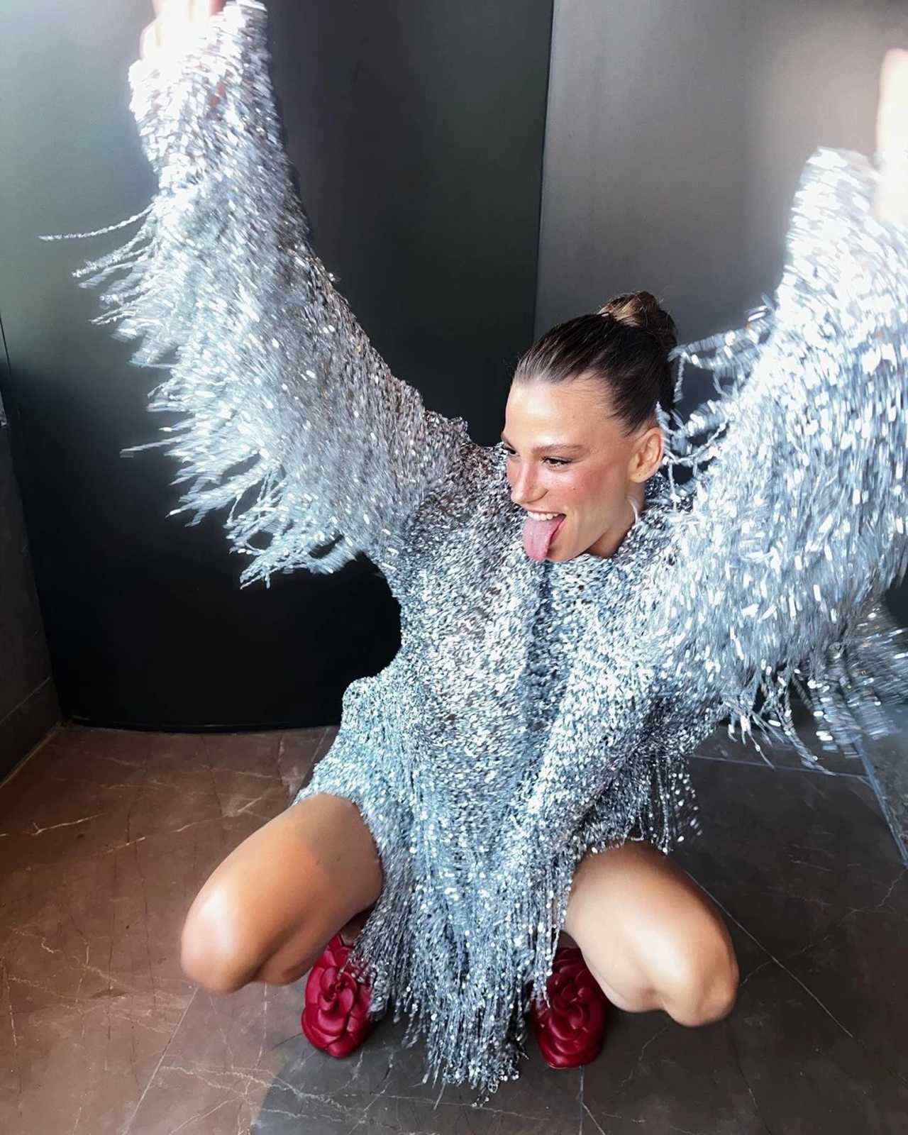 Serenay Sarikaya Moda Dunyasini Alev Alev Yakiyor 2