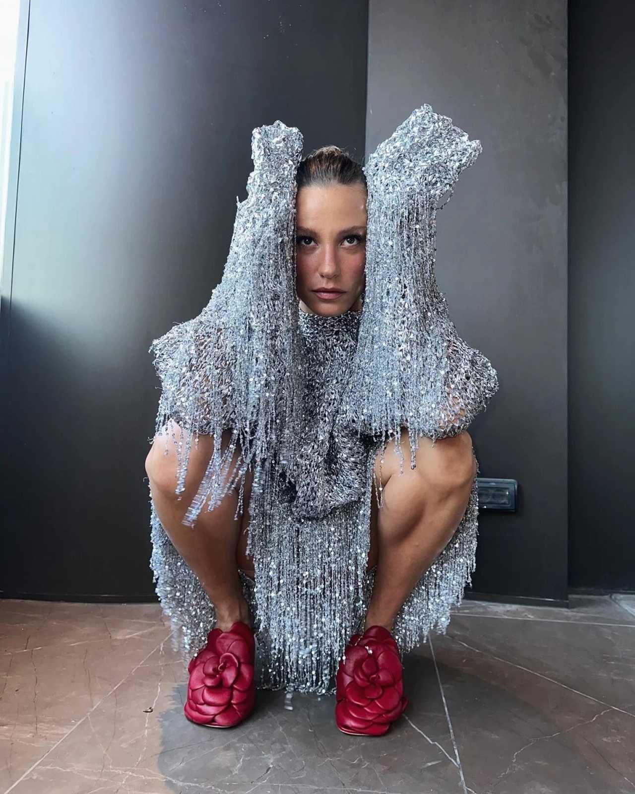 Serenay Sarikaya Moda Dunyasini Alev Alev Yakiyor 3