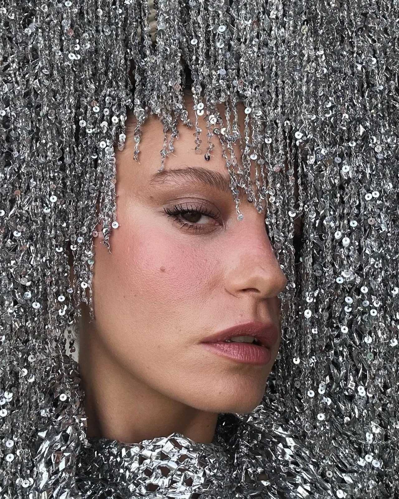 Serenay Sarikaya Moda Dunyasini Alev Alev Yakiyor 4