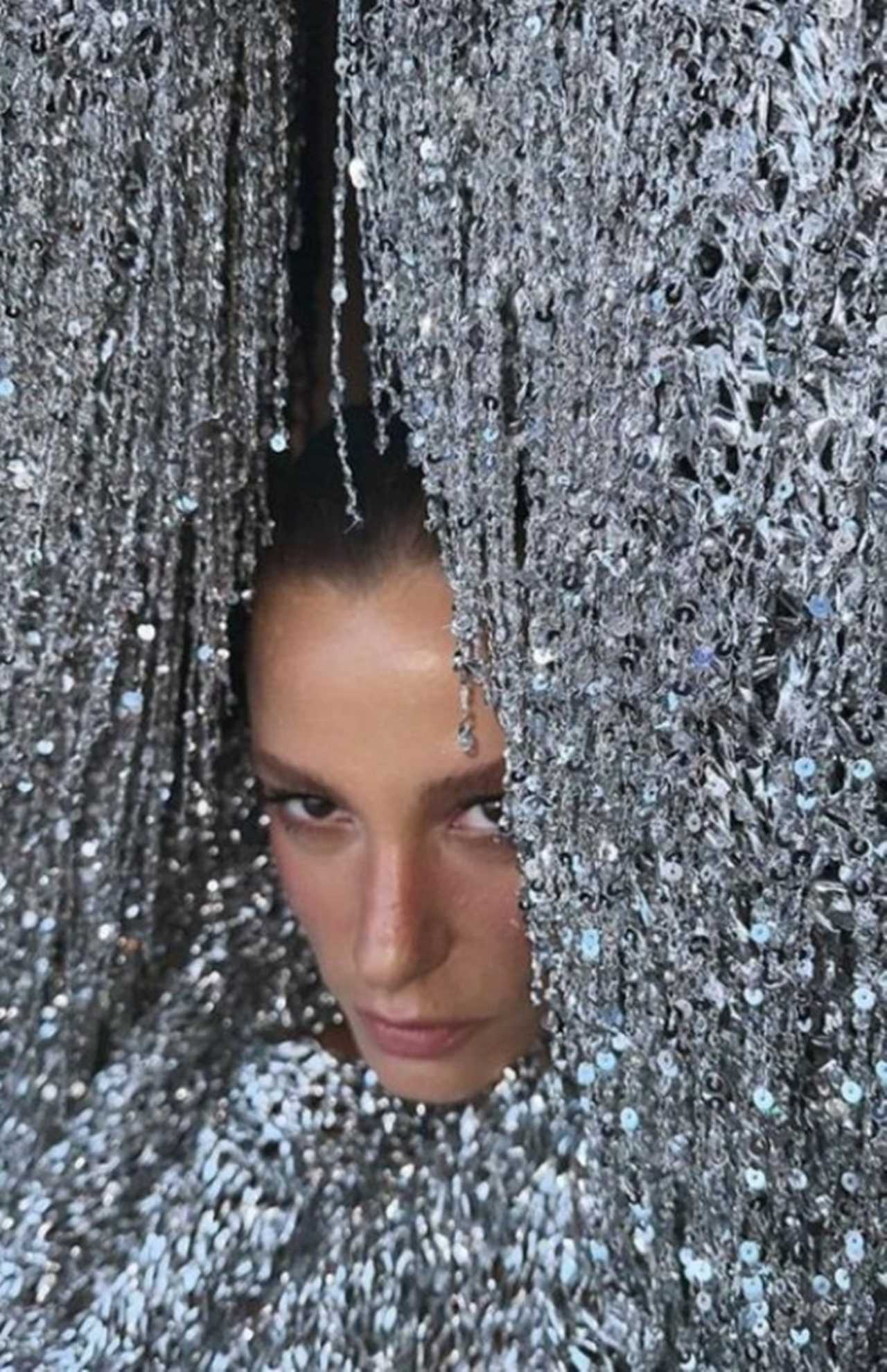 Serenay Sarikaya Moda Dunyasini Alev Alev Yakiyor 8