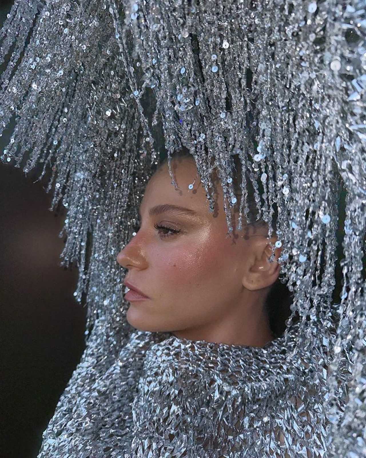 Serenay Sarikaya Moda Dunyasini Alev Alev Yakiyor 9