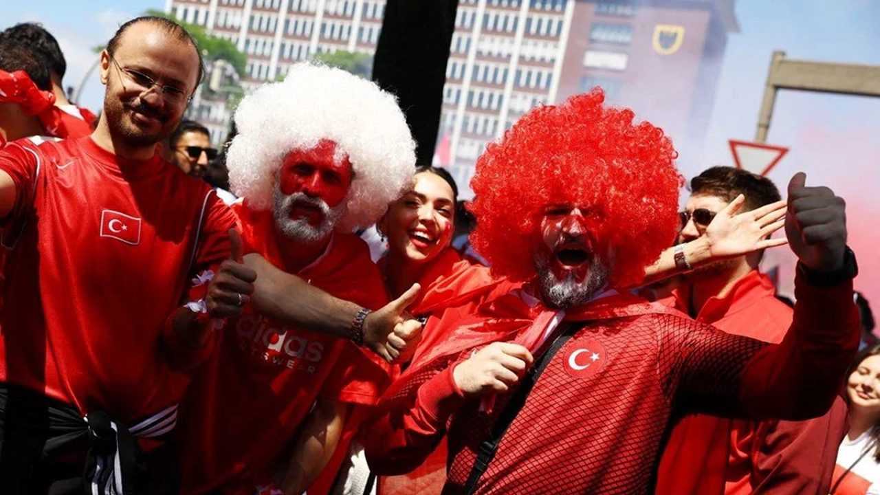 Türk Taraftarların Dortmund'taki Kırmızı-Beyaz Coşkusu 7 Turk Taraftarlarin Dortmundtaki Kirmizi Beyaz Coskusu 10