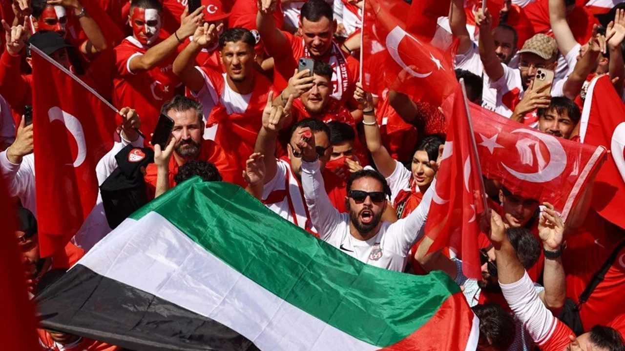 Türk Taraftarların Dortmund'taki Kırmızı-Beyaz Coşkusu 1 Turk Taraftarlarin Dortmundtaki Kirmizi Beyaz Coskusu 2