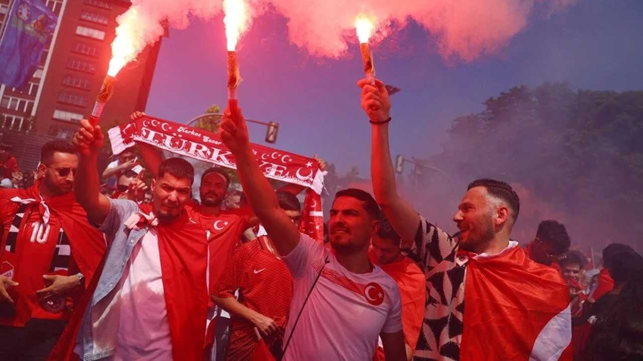 Türk Taraftarların Dortmund'taki Kırmızı-Beyaz Coşkusu 2 Turk Taraftarlarin Dortmundtaki Kirmizi Beyaz Coskusu 3