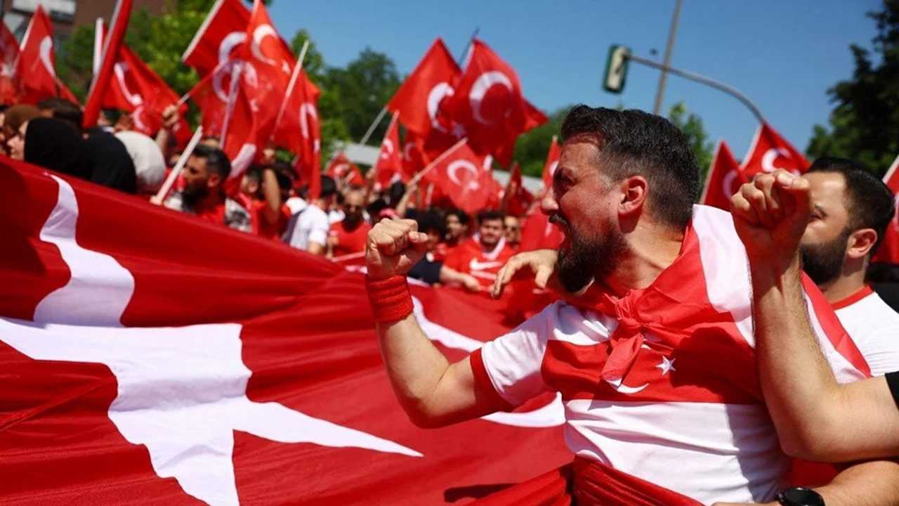 Türk Taraftarların Dortmund'taki Kırmızı-Beyaz Coşkusu 3 Turk Taraftarlarin Dortmundtaki Kirmizi Beyaz Coskusu 4