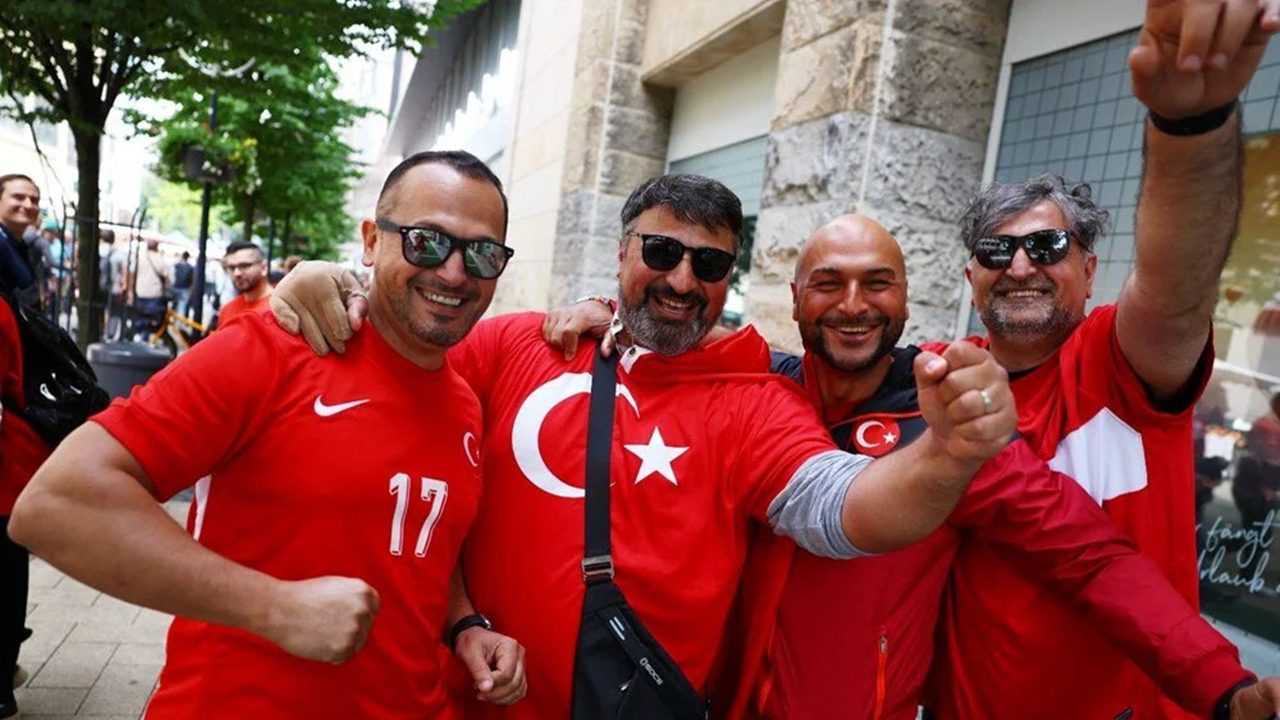 Türk Taraftarların Dortmund'taki Kırmızı-Beyaz Coşkusu 4 Turk Taraftarlarin Dortmundtaki Kirmizi Beyaz Coskusu 6