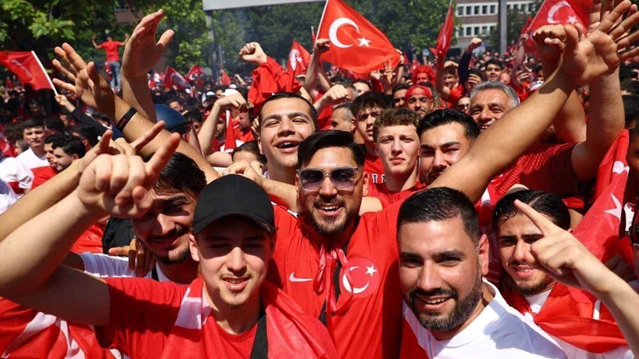 Türk Taraftarların Dortmund'taki Kırmızı-Beyaz Coşkusu 5 Turk Taraftarlarin Dortmundtaki Kirmizi Beyaz Coskusu 7
