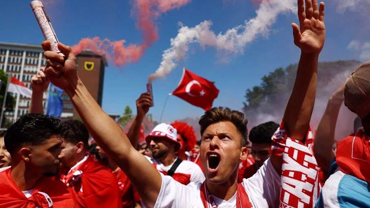 Türk Taraftarların Dortmund'taki Kırmızı-Beyaz Coşkusu 6 Turk Taraftarlarin Dortmundtaki Kirmizi Beyaz Coskusu 9