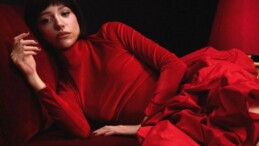 Zeynep Bastık Transparan Elbisesiyle Tarz Oldu