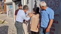 Sınavda Tüm Soruları Yanlış Yapan Kıza Çeyrek Altın taktılar