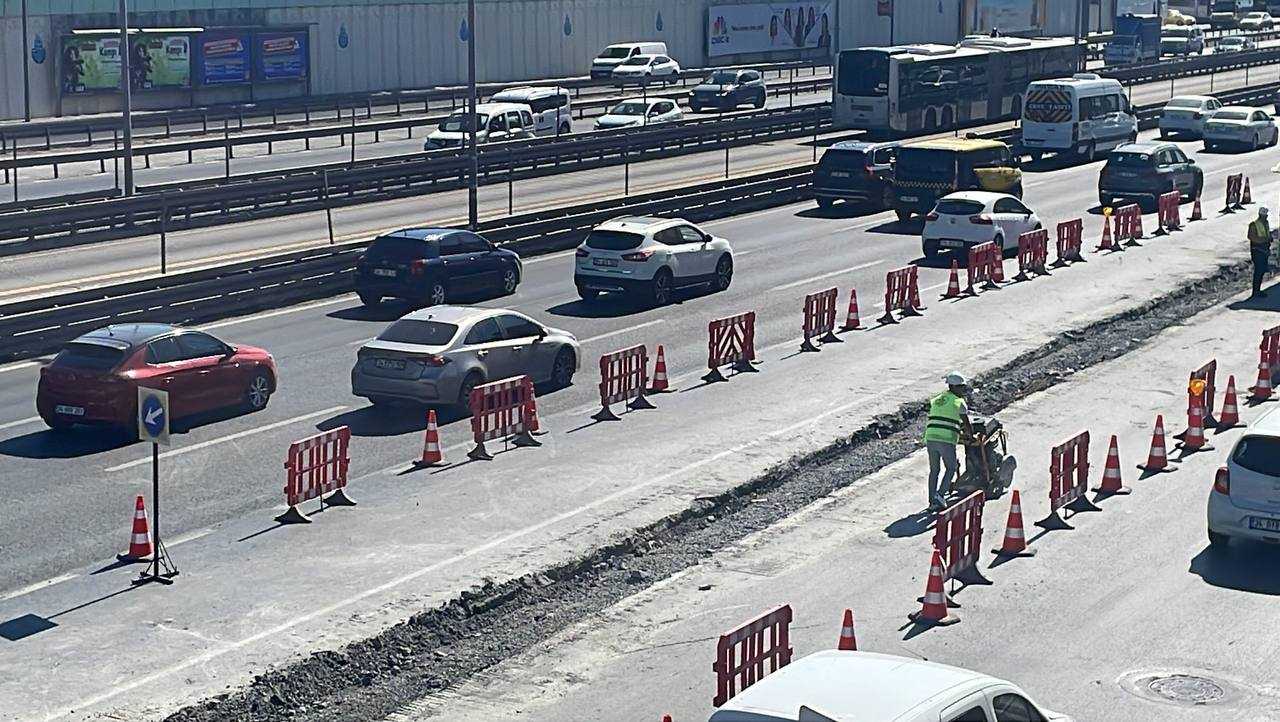 İstanbullular Dikkat! Bu Yol 90 Gün Boyunca Kapalı Olacak 1 AA 20240627 34984052 34984050 YENIBOSNADA YAYA UST GECIDINI YENILEME CALISMASI TRAFIK YOGUNLUGU OLUSTURDU