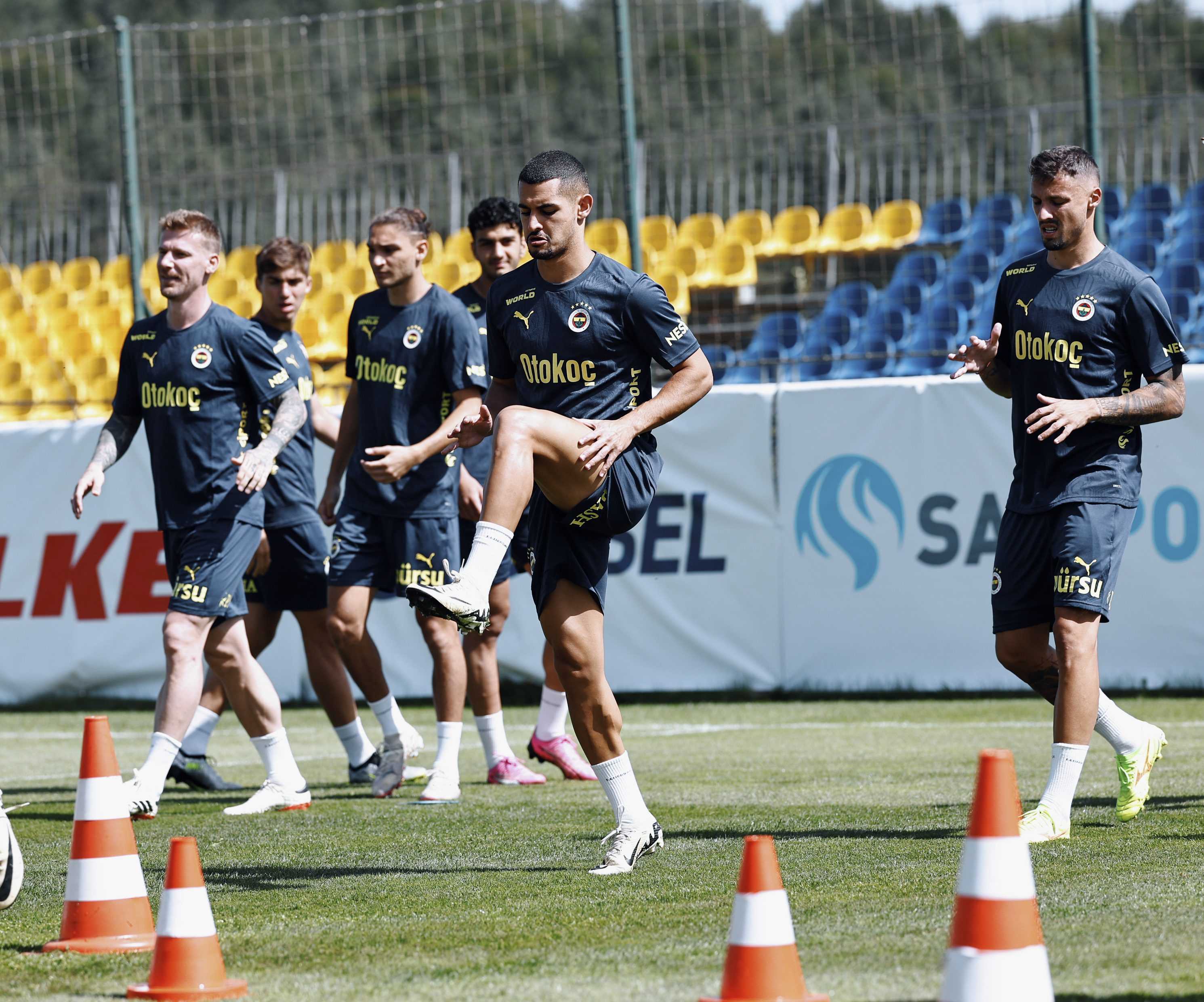 Fenerbahçe'de Şok Ayrılık: Mourinho İzin Verdi 1 AA 20240628 34996346 34996341 FENERBAHCEDE YENI SEZON HAZIRLIKLARI SURUYOR
