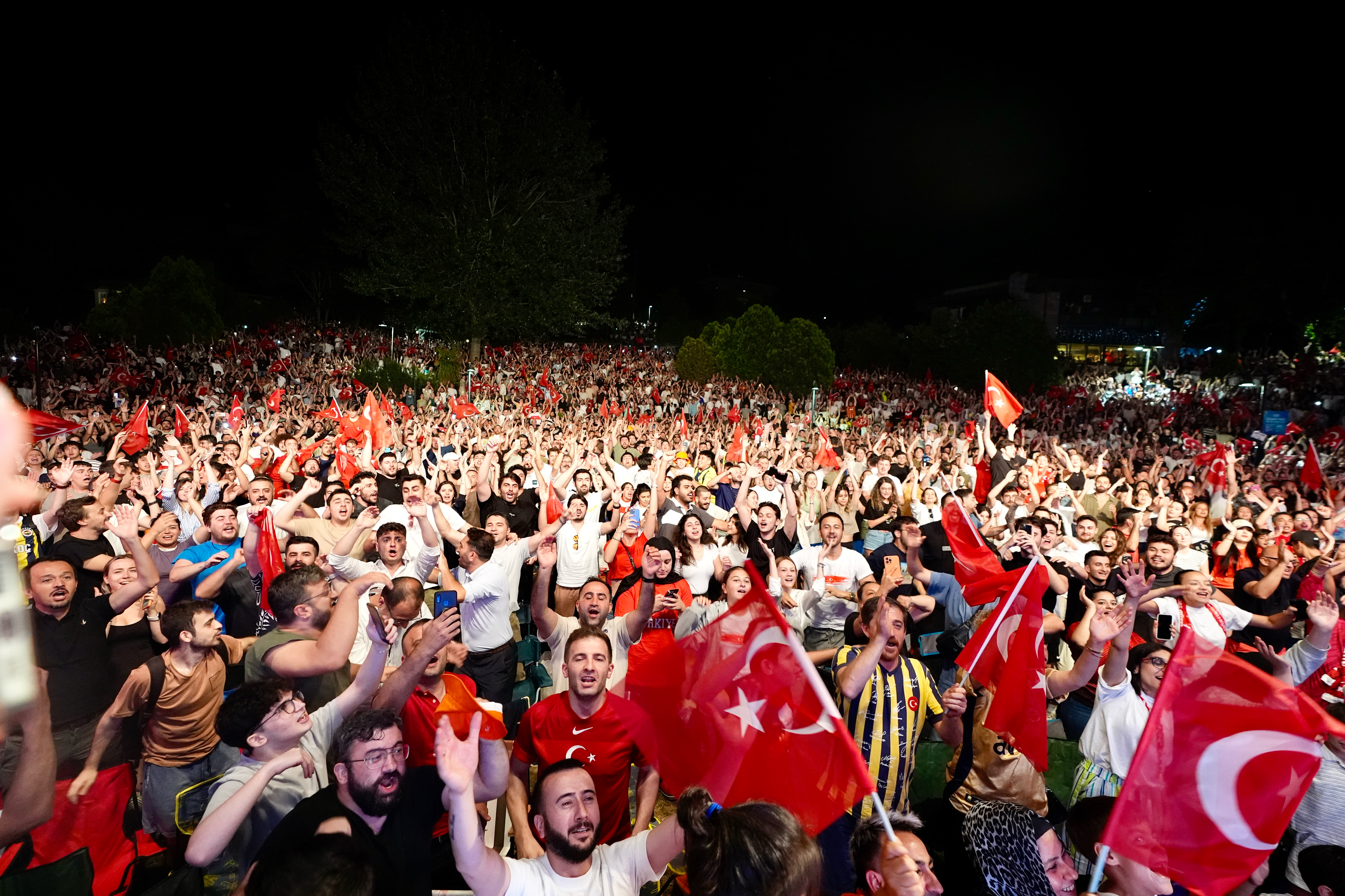 Cumhurbaşkanı Erdoğan'dan Milli Takım Kararı: Berlin'e Gidiyor! 4 AA 20240702 35038483 35038482 AVUSTURYA TURKIYE MACI DEV EKRANDAN IZLENDI