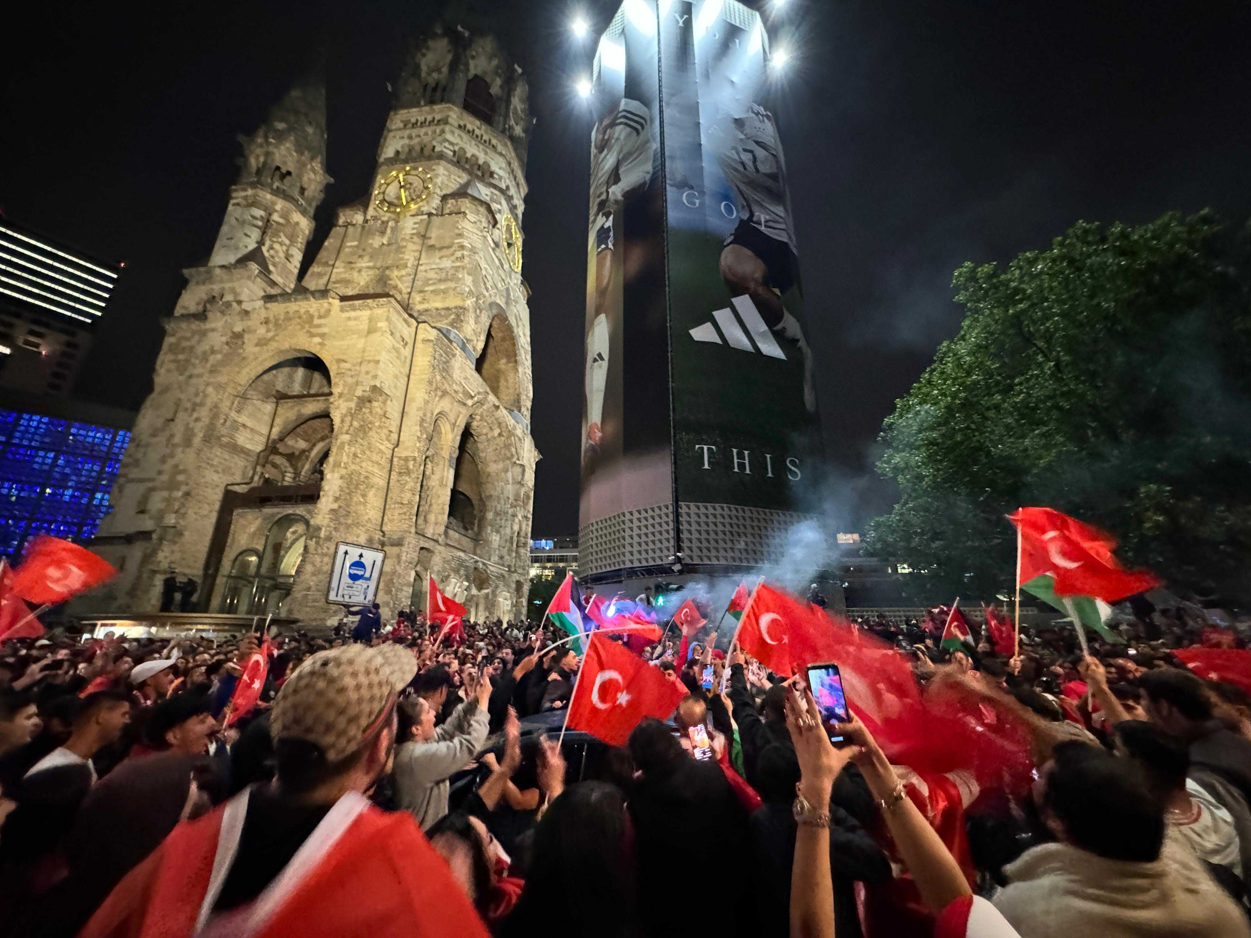 Almanya'dan Türkiye-Hollanda Maçı İçin Olağanüstü Önlem! 1 AA 20240702 35039011 35039009 BERLINDE A MILLI FUTBOL TAKIMININ GALIBIYETI KUTLANDI