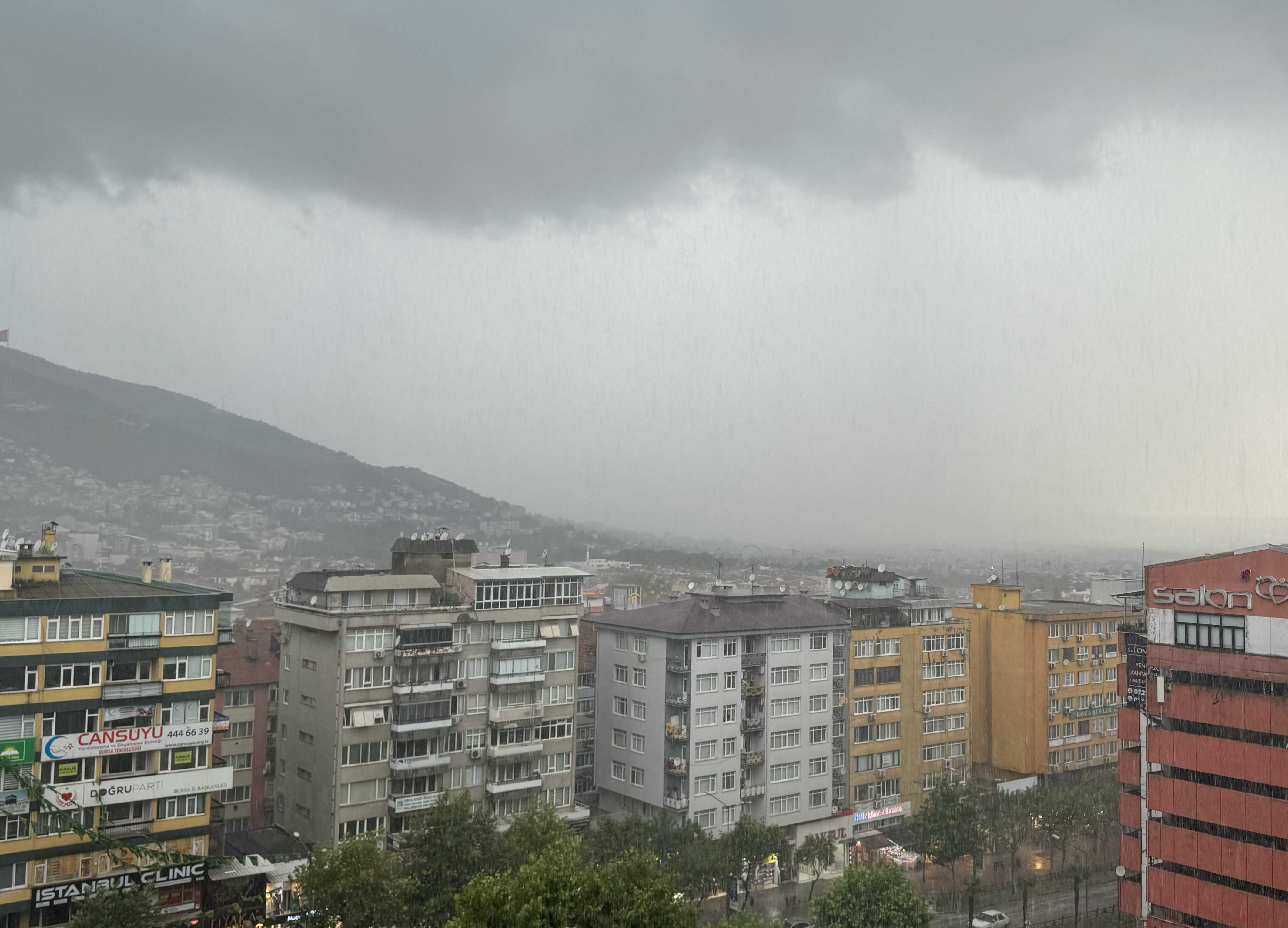 Bursa'da Sağanak ve Dolu Etkili Oldu 7 AA 20240704 35052802 35052800 BURSADA SAGANAK VE DOLU