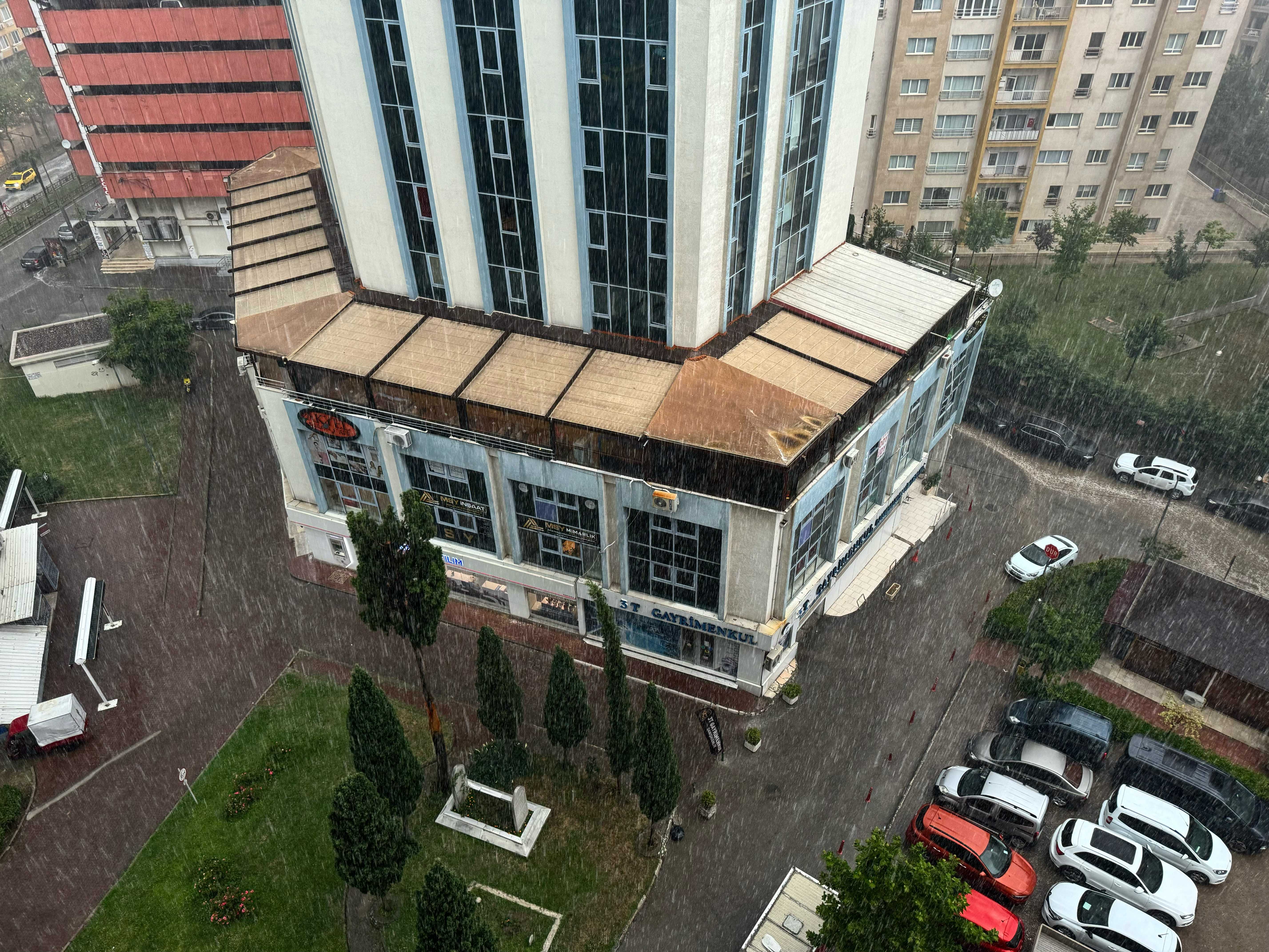 Bursa'da Sağanak ve Dolu Etkili Oldu 1 AA 20240704 35052802 35052801 BURSADA SAGANAK VE DOLU