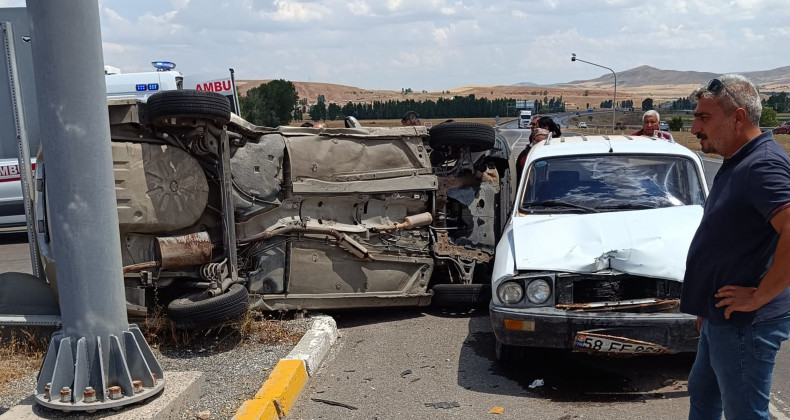 Sivas’ta Trafik Kazası: 3 Kişi Yaralandı