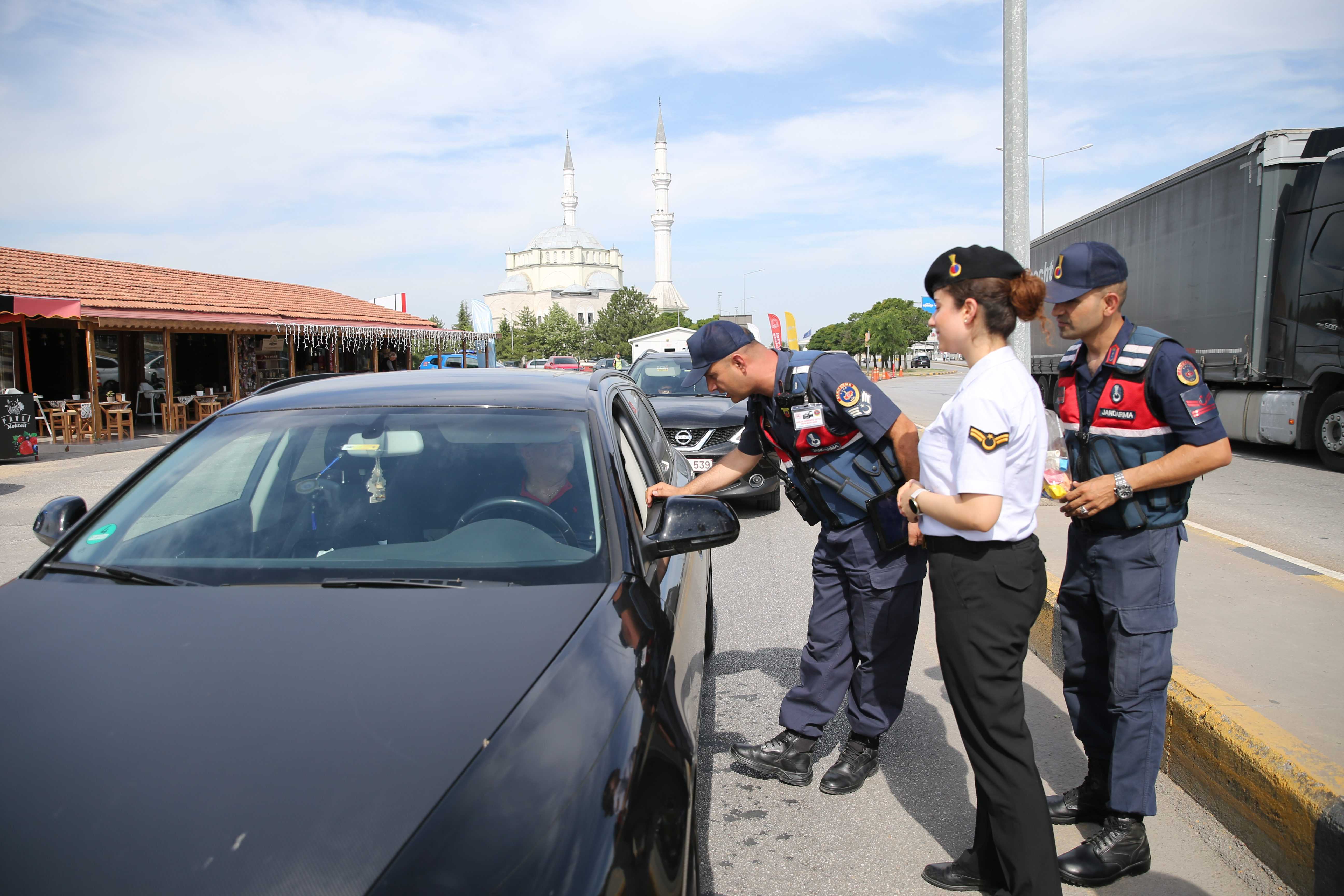 Kapıkule Sınır Kapısı'nda Tarihi Rekor: Gurbetçiler Akın Akın Geliyorlar! 8 AA 20240711 35114440 35114435 JANDARMA EKIPLERI KAPIKULEDEN YURDA GIREN GURBETCILERI IKRAMLARLA KARSILIYOR