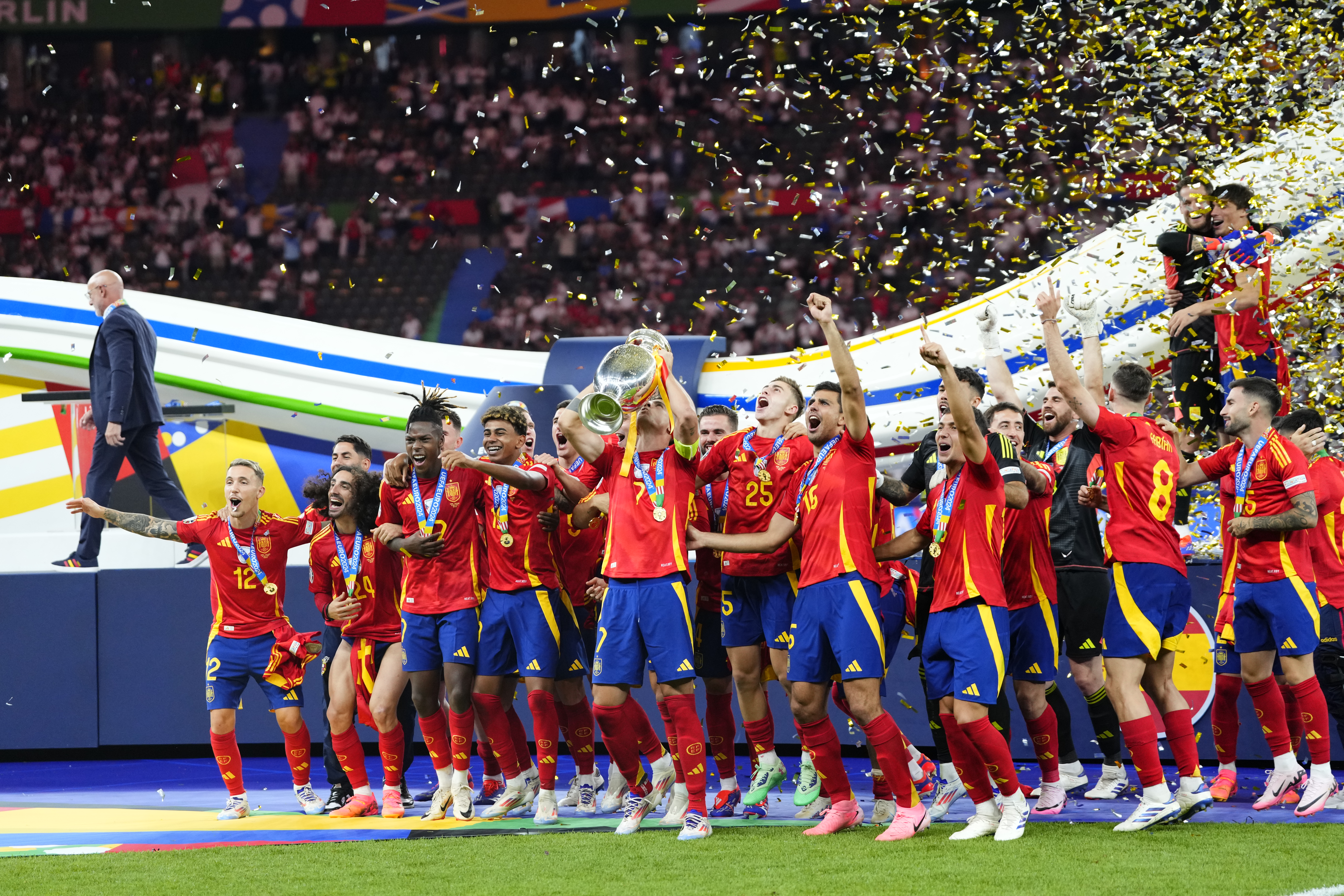 AA 20240714 35142962 35142960 EURO 2024UN SAMPIYONU ISPANYA KUPASINI KALDIRDI