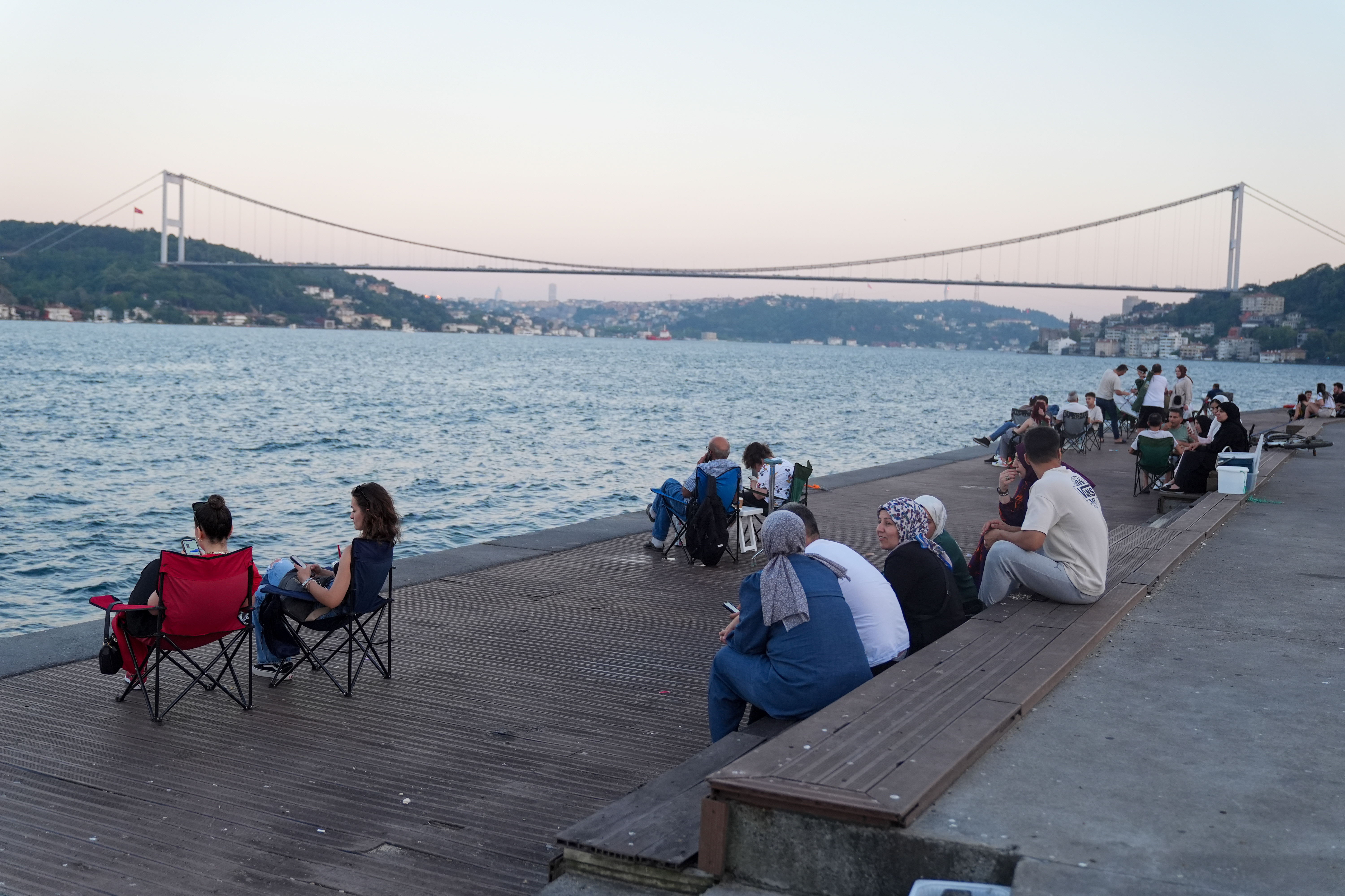 İstanbul'da Nem Bunalttı: Vatandaşlar Kendilerini Boğaz Sularına Attı 1 AA 20240718 35177589 35177579 ISTANBULDA SICAK HAVA VE NEM ETKILI OLUYOR
