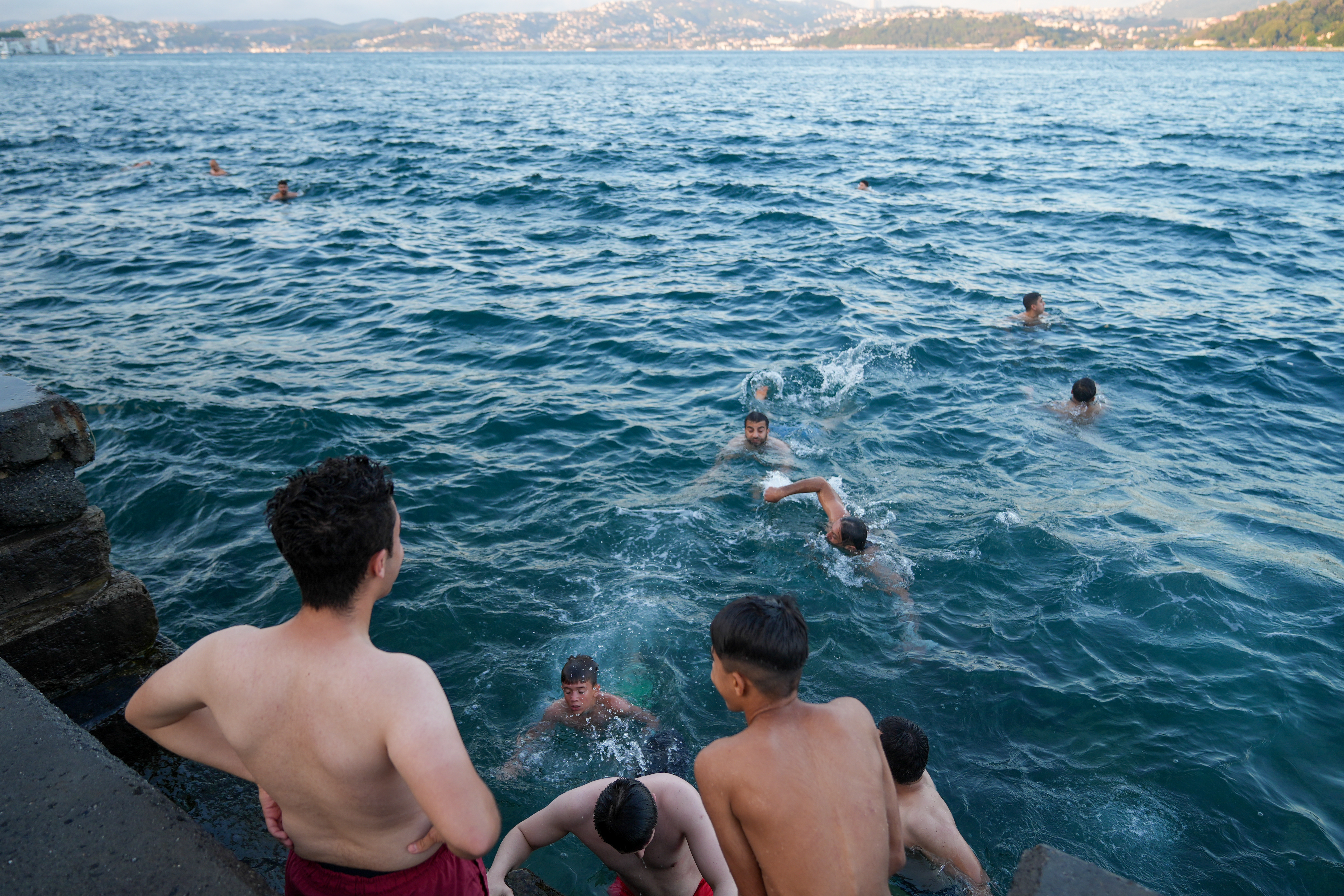 İstanbul'da Nem Bunalttı: Vatandaşlar Kendilerini Boğaz Sularına Attı 3 AA 20240718 35177589 35177580 ISTANBULDA SICAK HAVA VE NEM ETKILI OLUYOR