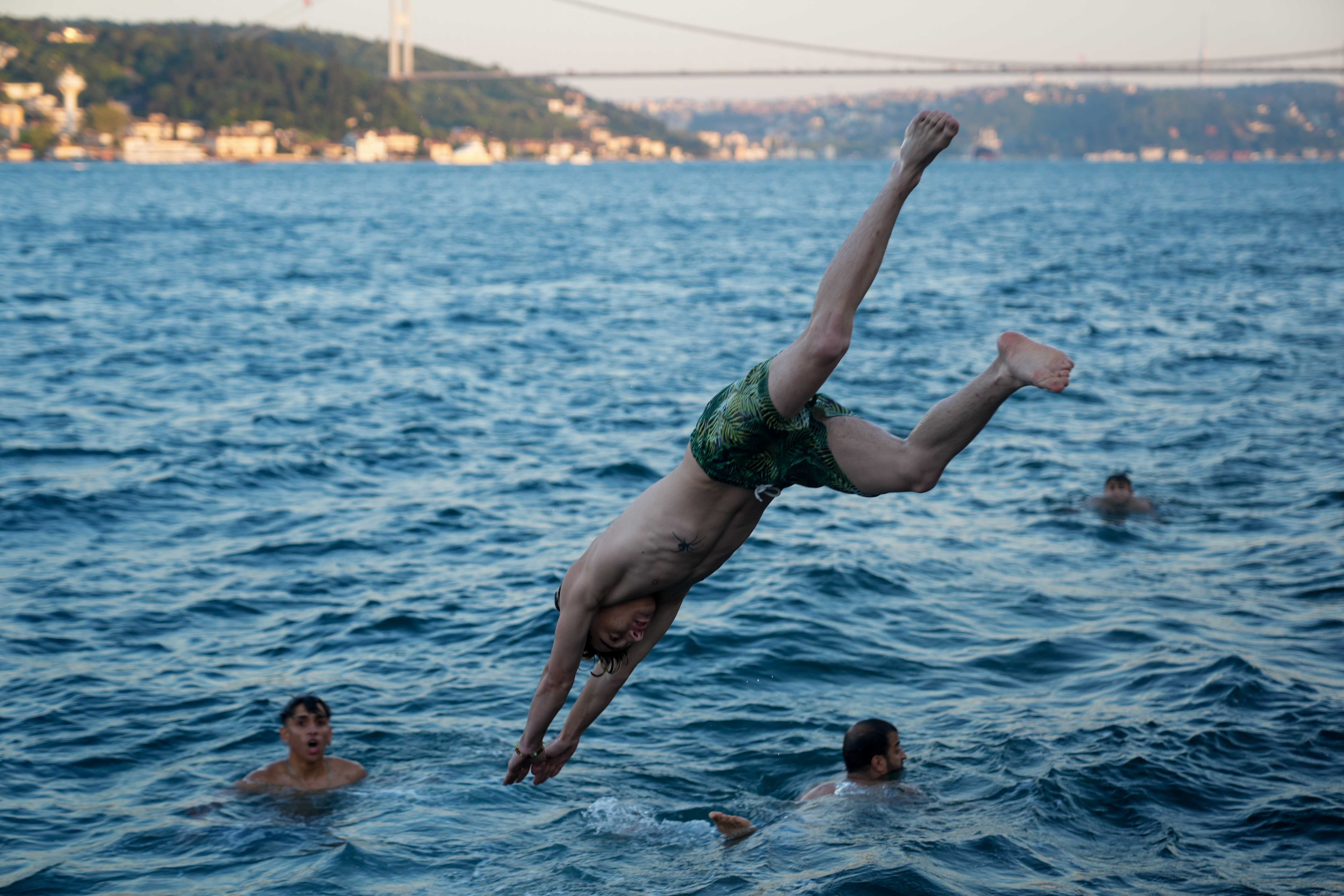 İstanbul'da Nem Bunalttı: Vatandaşlar Kendilerini Boğaz Sularına Attı 7 AA 20240718 35177589 35177581 ISTANBULDA SICAK HAVA VE NEM ETKILI OLUYOR