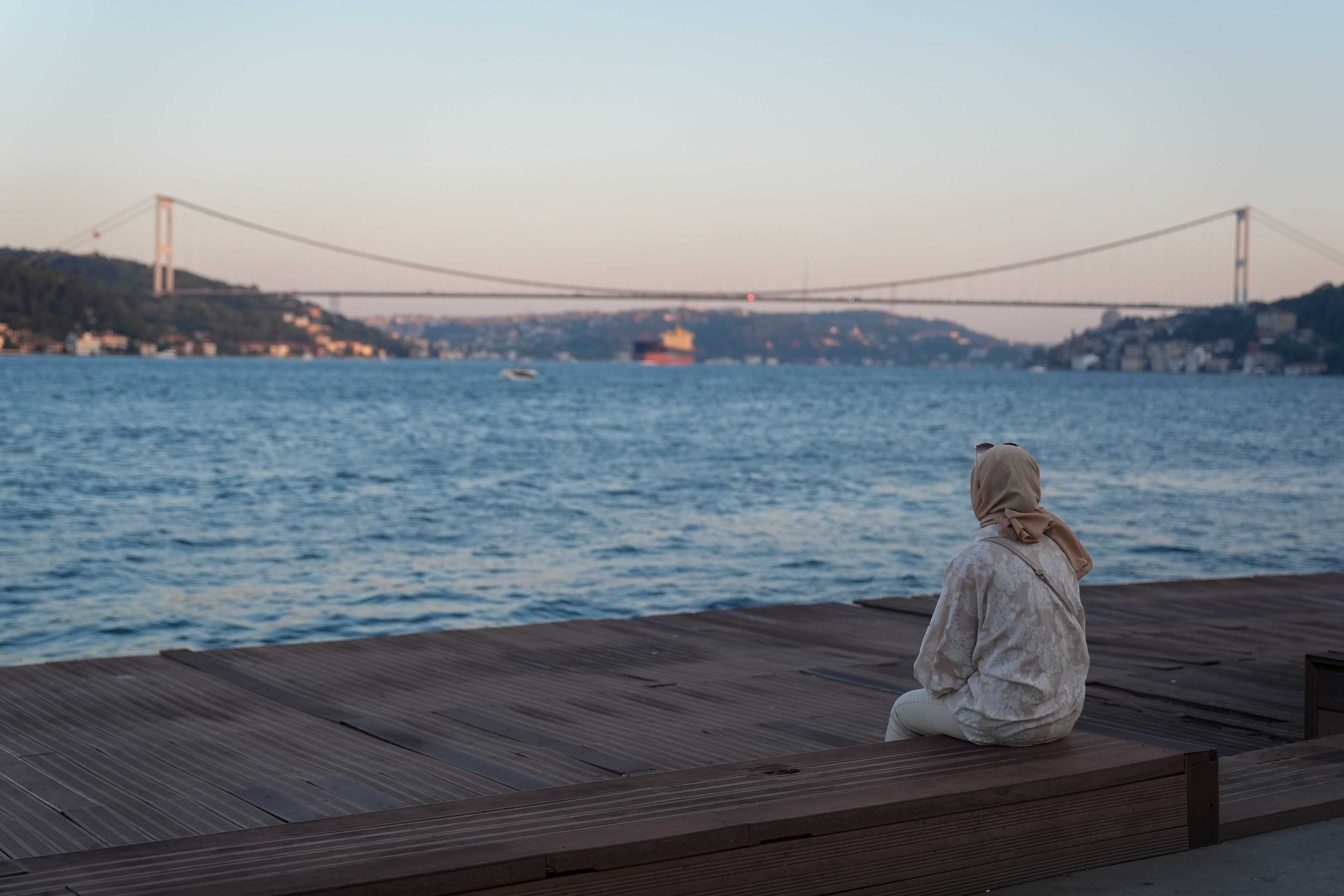 İstanbul'da Nem Bunalttı: Vatandaşlar Kendilerini Boğaz Sularına Attı 8 AA 20240718 35177589 35177583 ISTANBULDA SICAK HAVA VE NEM ETKILI OLUYOR