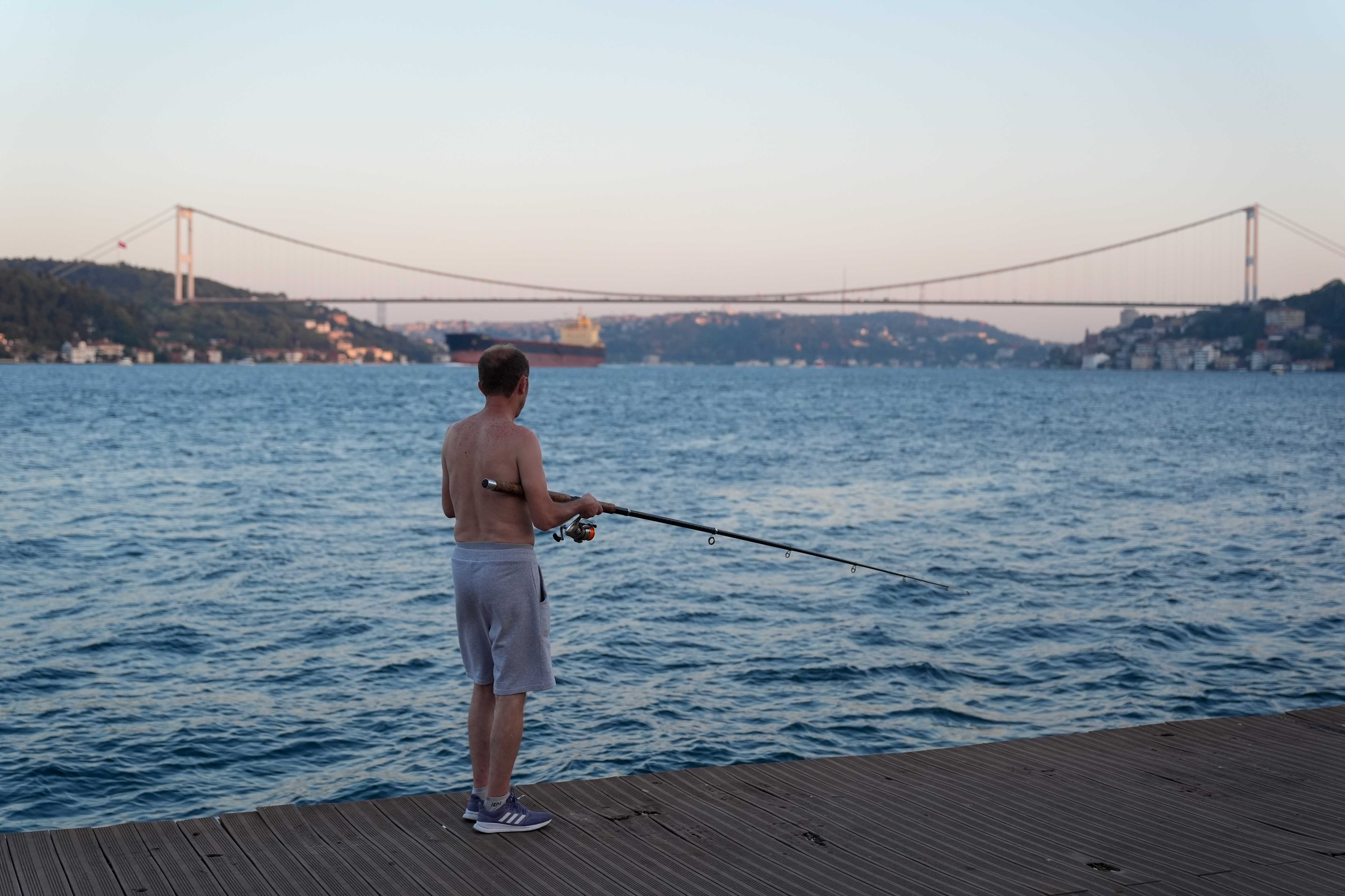 İstanbul'da Nem Bunalttı: Vatandaşlar Kendilerini Boğaz Sularına Attı 6 AA 20240718 35177589 35177584 ISTANBULDA SICAK HAVA VE NEM ETKILI OLUYOR