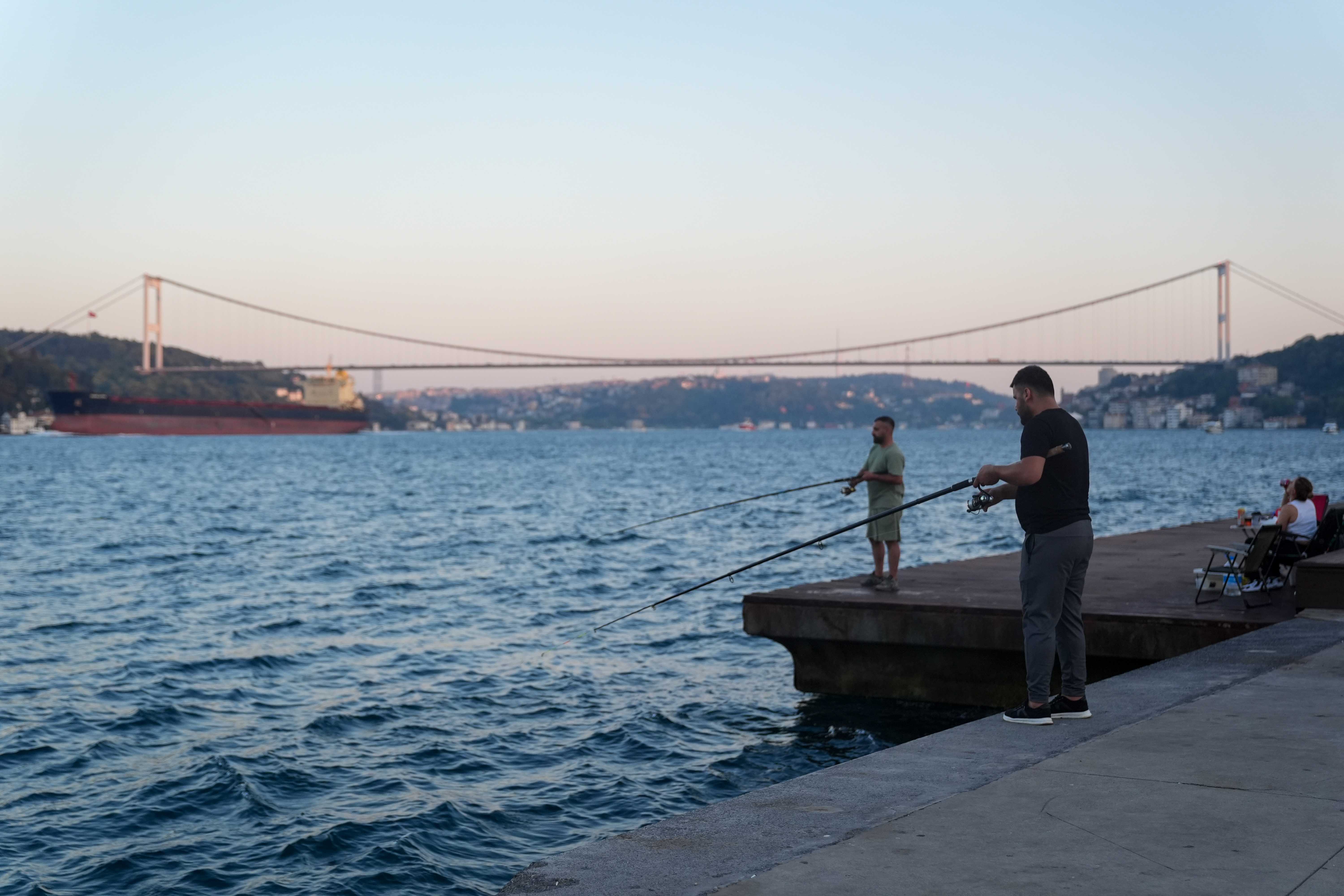 İstanbul'da Nem Bunalttı: Vatandaşlar Kendilerini Boğaz Sularına Attı 5 AA 20240718 35177589 35177585 ISTANBULDA SICAK HAVA VE NEM ETKILI OLUYOR