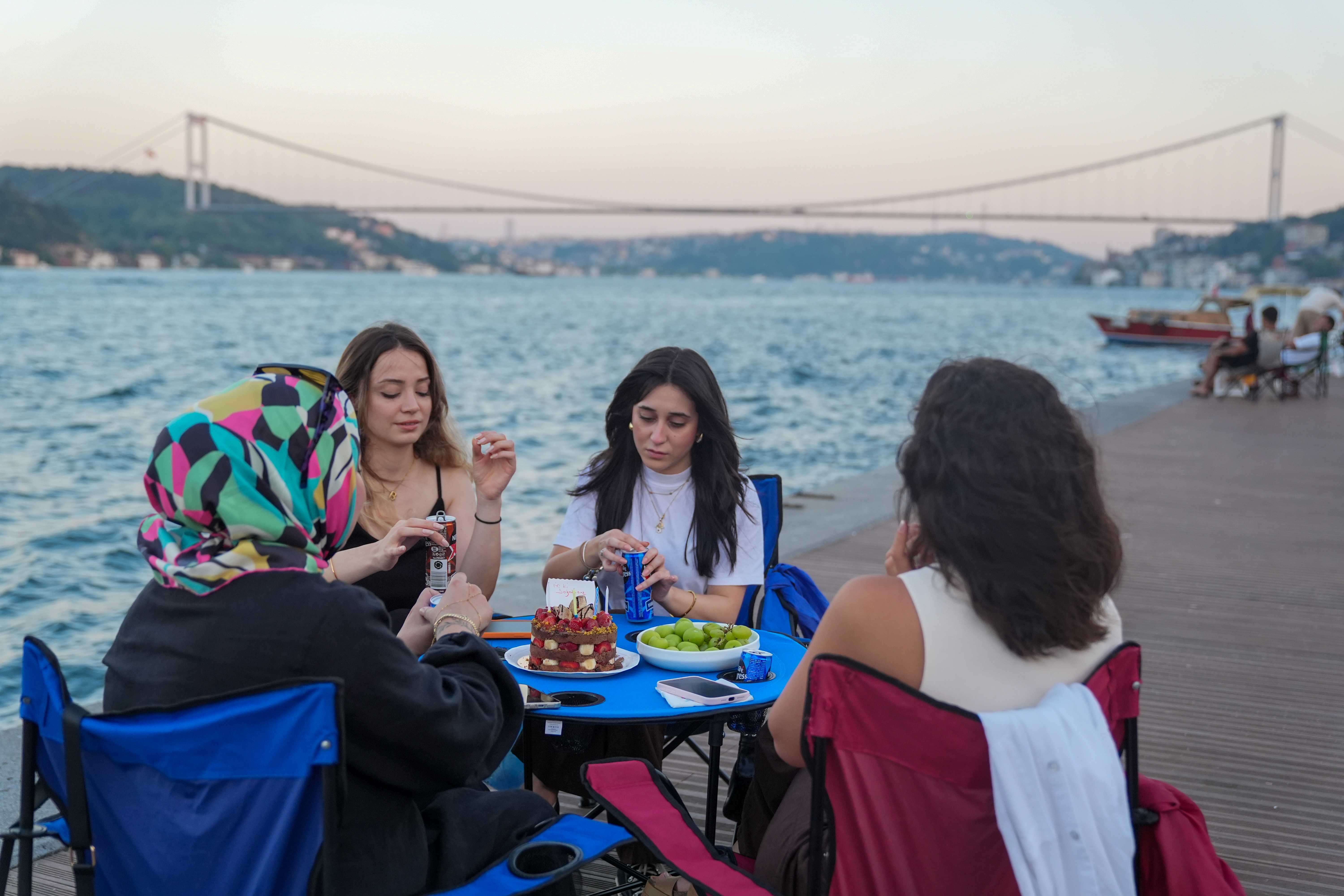 İstanbul'da Nem Bunalttı: Vatandaşlar Kendilerini Boğaz Sularına Attı 4 AA 20240718 35177589 35177586 ISTANBULDA SICAK HAVA VE NEM ETKILI OLUYOR