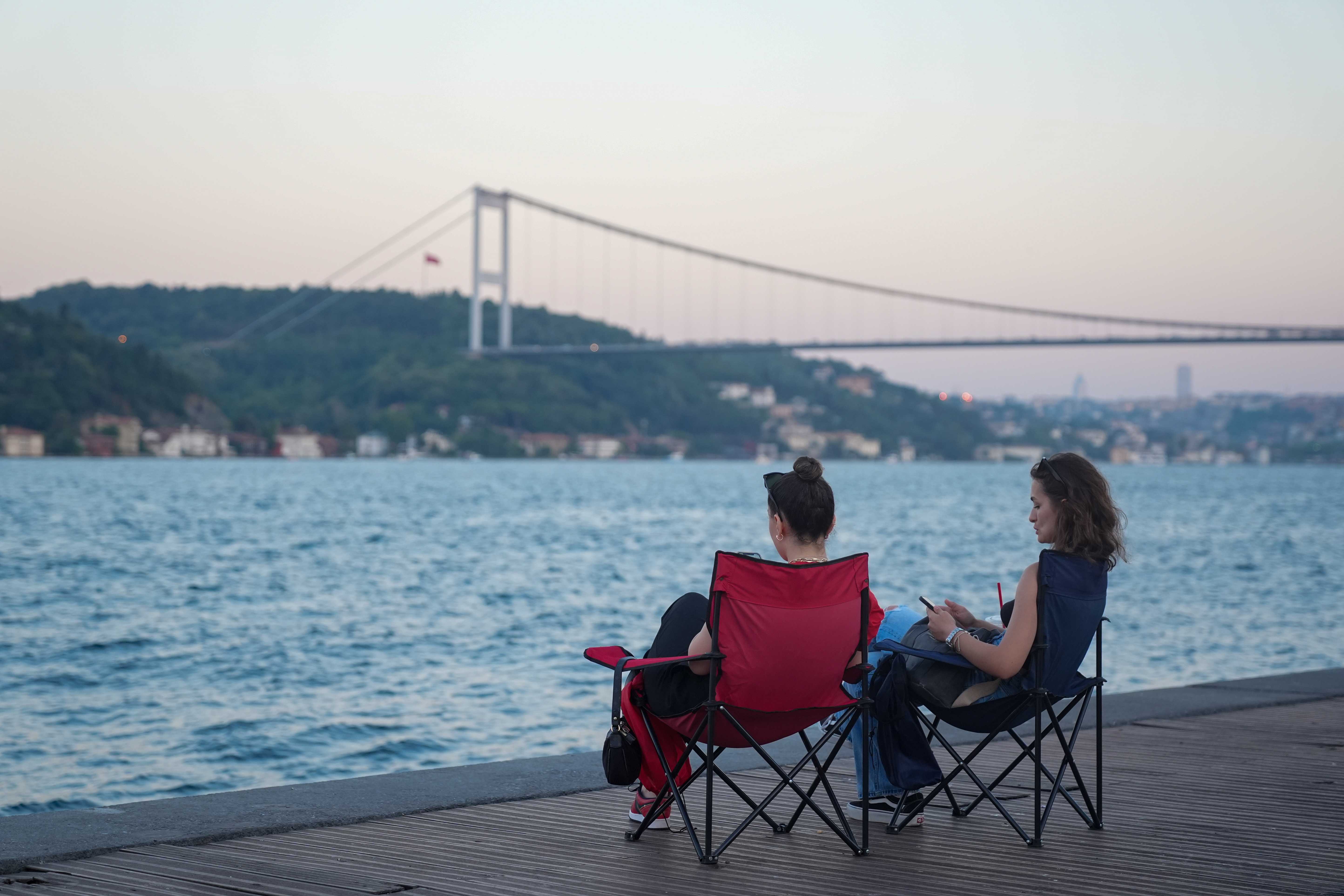 İstanbul'da Nem Bunalttı: Vatandaşlar Kendilerini Boğaz Sularına Attı 2 AA 20240718 35177589 35177587 ISTANBULDA SICAK HAVA VE NEM ETKILI OLUYOR