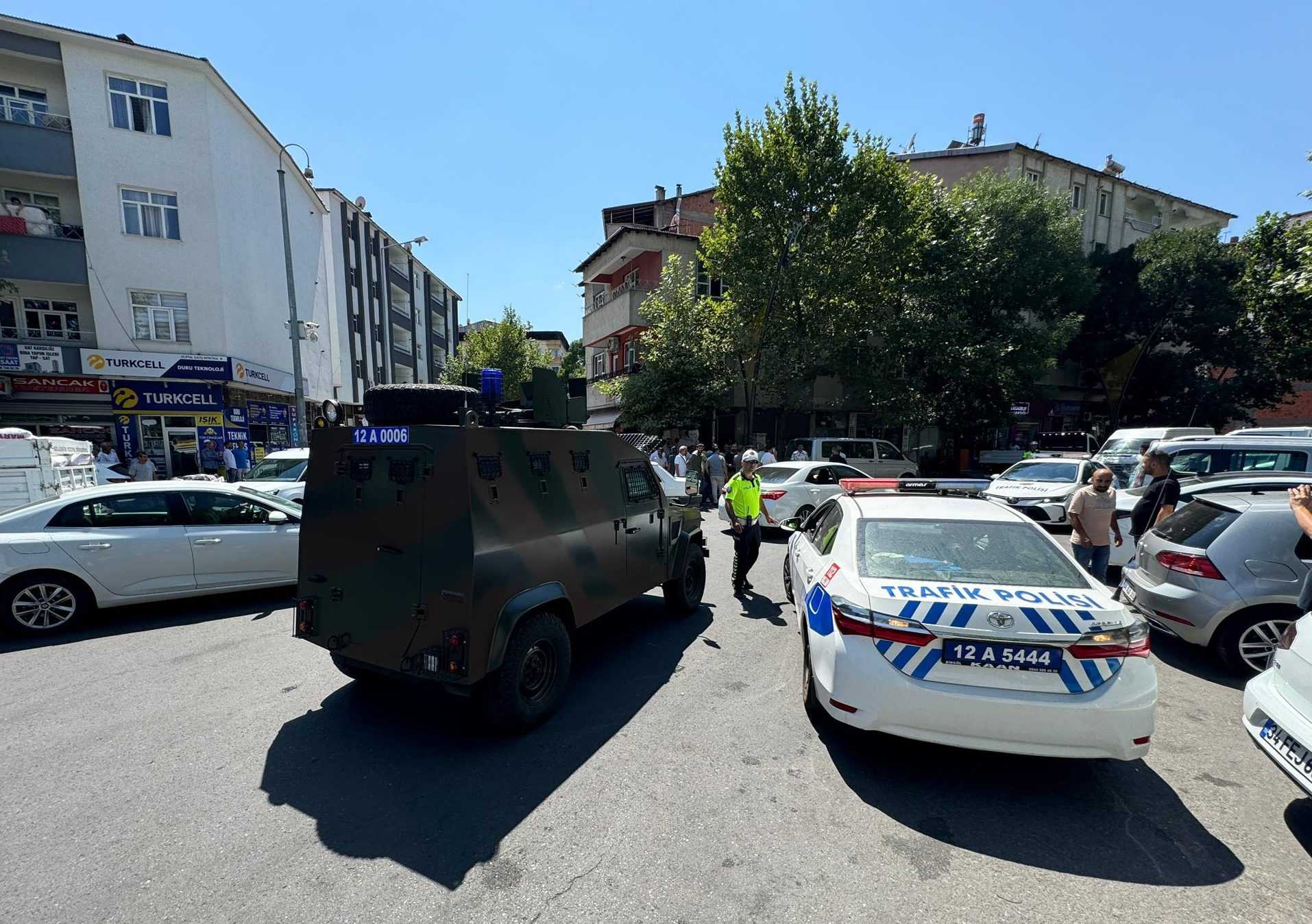 Bingöl'de Madde Bağımlısından Bıçaklı Saldırı: 2 Ölü, 7 Yaralı 3 AA 20240724 35219270 35219264 BINGOL EMNIYET MUDURLUGUNDEN KENTTE GERCEKLESEN BICAKLI SALDIRILARA ILISKIN ACIKLAMA