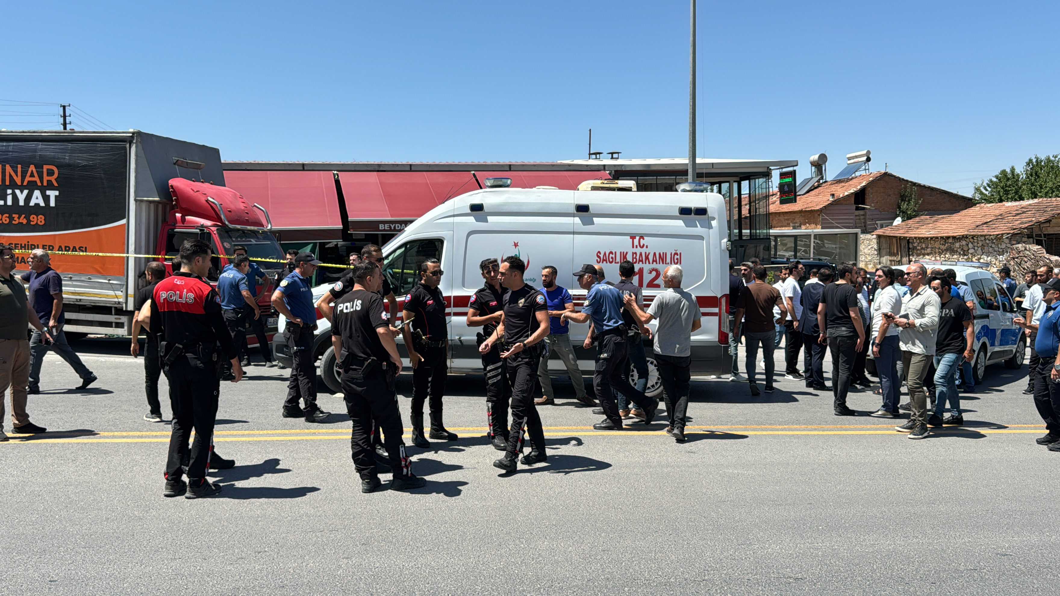 Malatya'da Silahlı Kavga: 3 Ölü, 2 Yaralı 5 AA 20240730 35270842 35270839 MALATYADA SILAHLI KAVGADA 3U AGIR 5 KISI YARALANDI