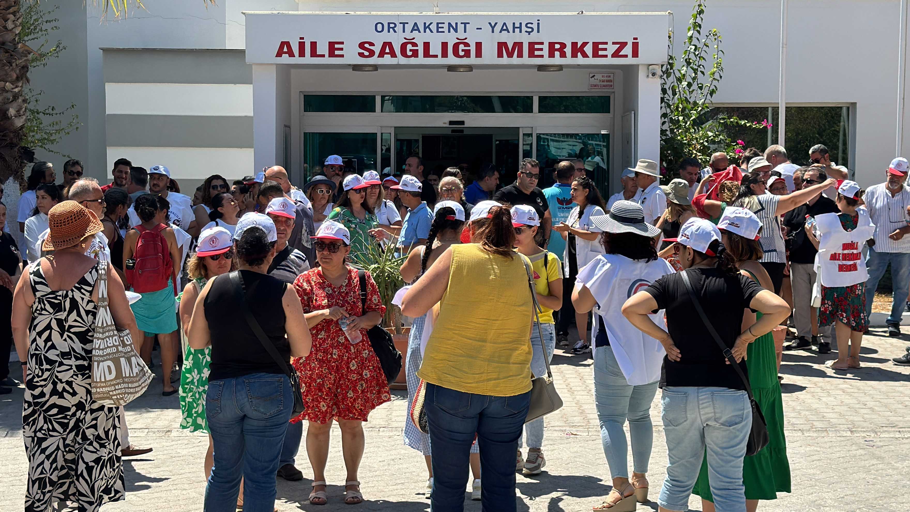 Bodrum'da Doktora Şiddet Protesto Edildi 1 AA 20240730 35271091 35271087 BODRUMDA DOKTORUN SIDDETE MARUZ KALMASI PROTESTO EDILDI
