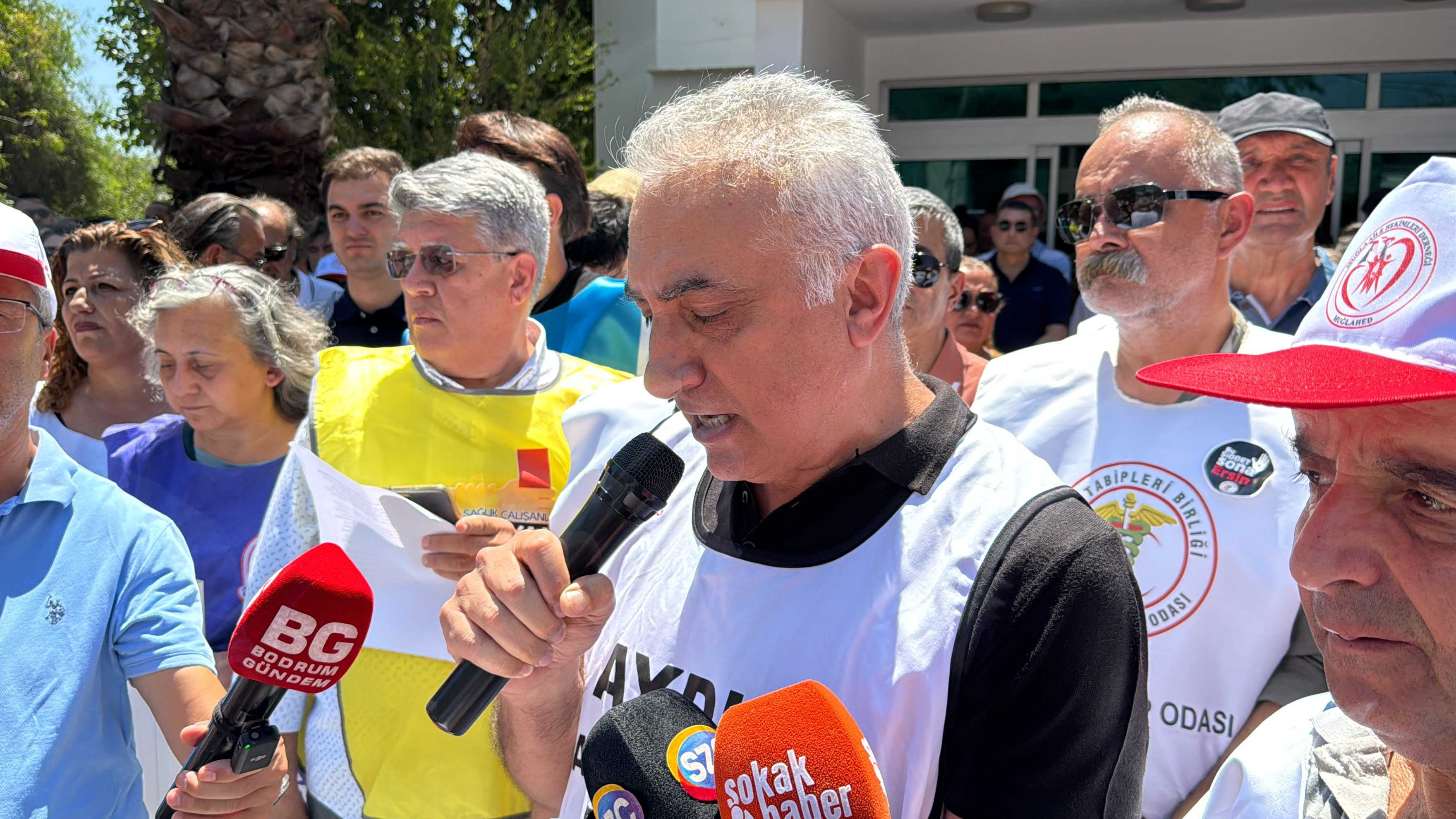 Bodrum'da Doktora Şiddet Protesto Edildi 2 AA 20240730 35271091 35271089 BODRUMDA DOKTORUN SIDDETE MARUZ KALMASI PROTESTO EDILDI