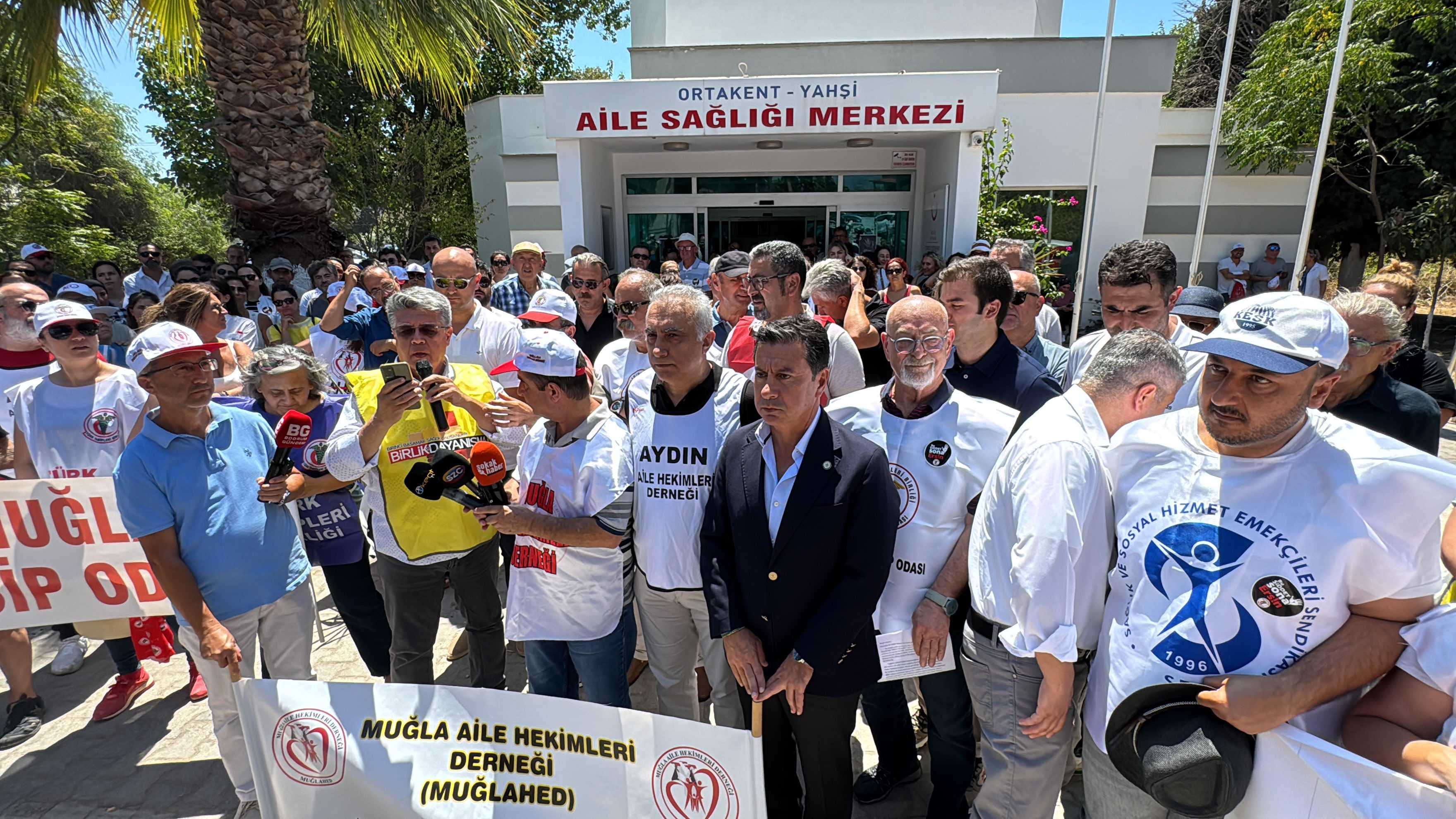 Bodrum'da Doktora Şiddet Protesto Edildi 4 AA 20240730 35271091 35271090 BODRUMDA DOKTORUN SIDDETE MARUZ KALMASI PROTESTO EDILDI