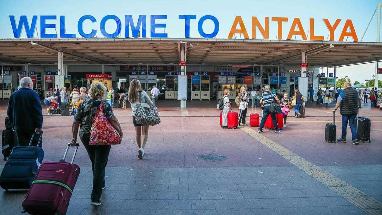 Antalya Havalimaninda Tarihi Ucus Rekoru 3