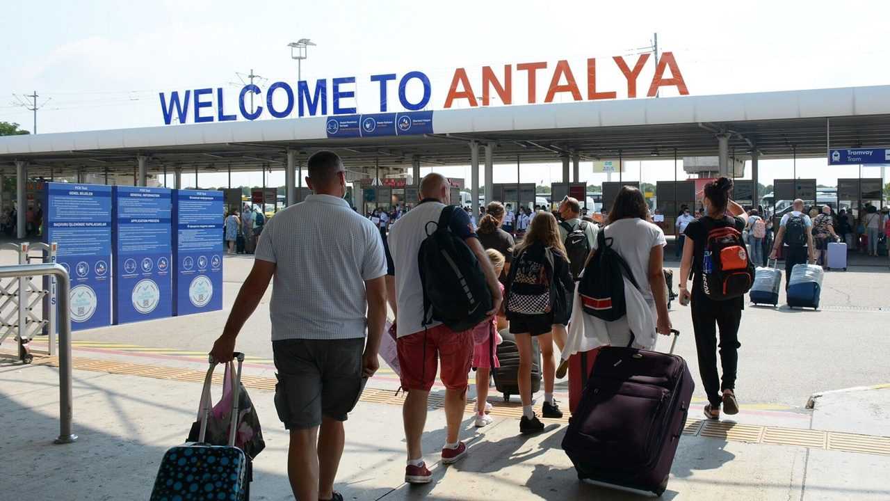 Antalya Havalimaninda Tarihi Ucus Rekoru 4
