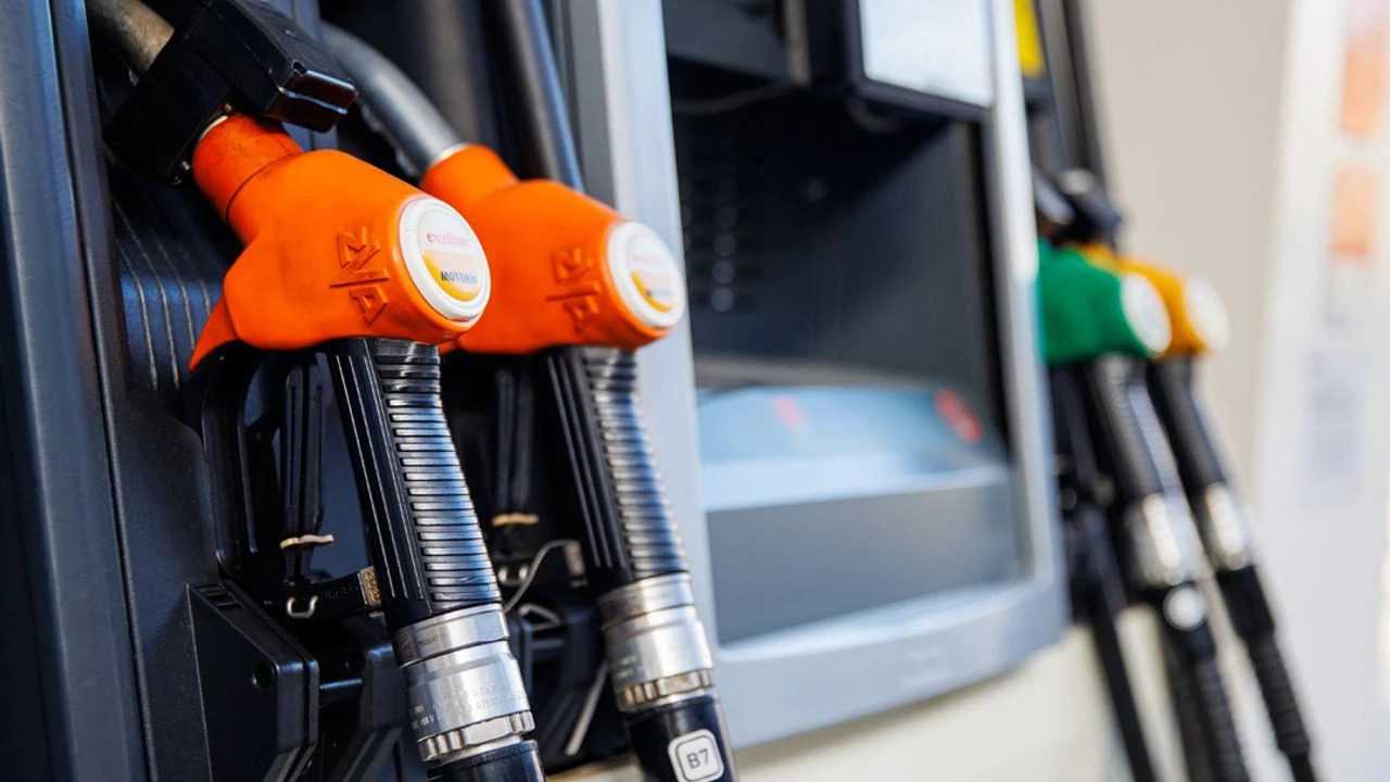Araç Sahipleri Dikkat: Benzin ve Motorine İndirim Var mı? 4 Benzin ve Motorin Fiyatlari Uctu Motorine Buyuk Indirim 5