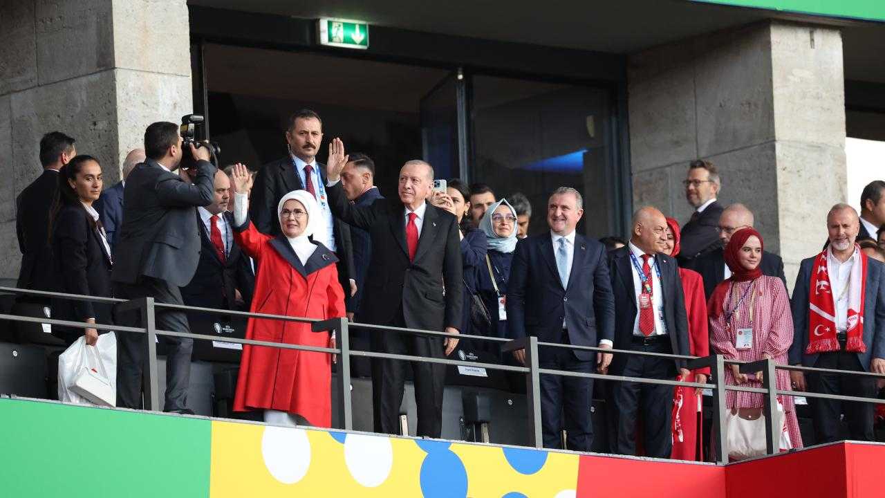 Berlin'de Erdoğan: Futbol Sevgisi Tribünde 2 Berlinde Erdogan Futbol Sevgisi Tribunde 1