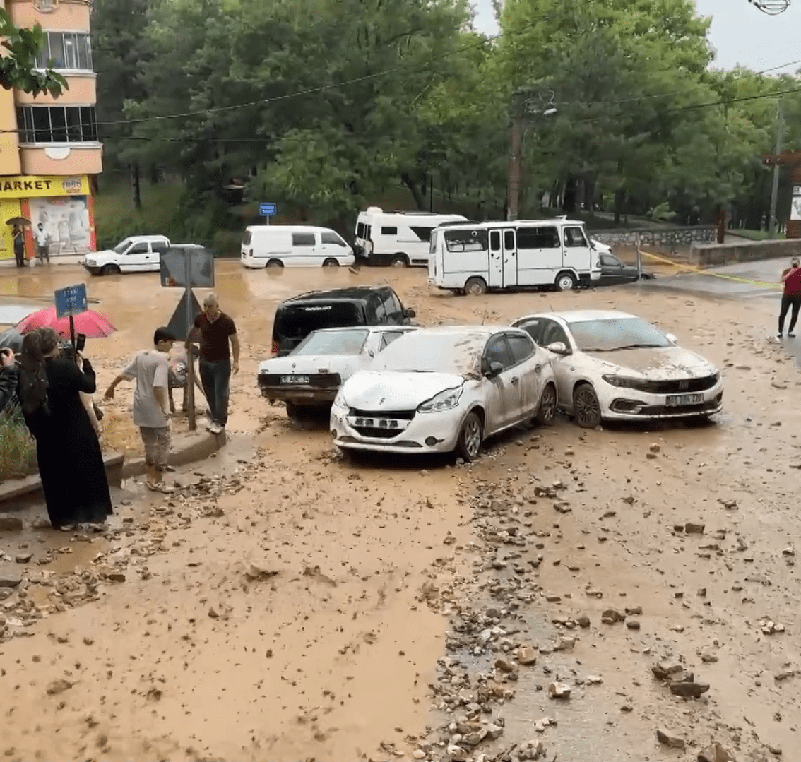 Bursa'da Sağanak ve Dolu Etkili Oldu 5 Ekran goruntusu 2024 07 04 173620
