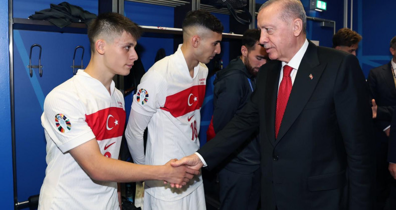 Erdoğan, Berlin’de Milli Takımı Tebrik Etti