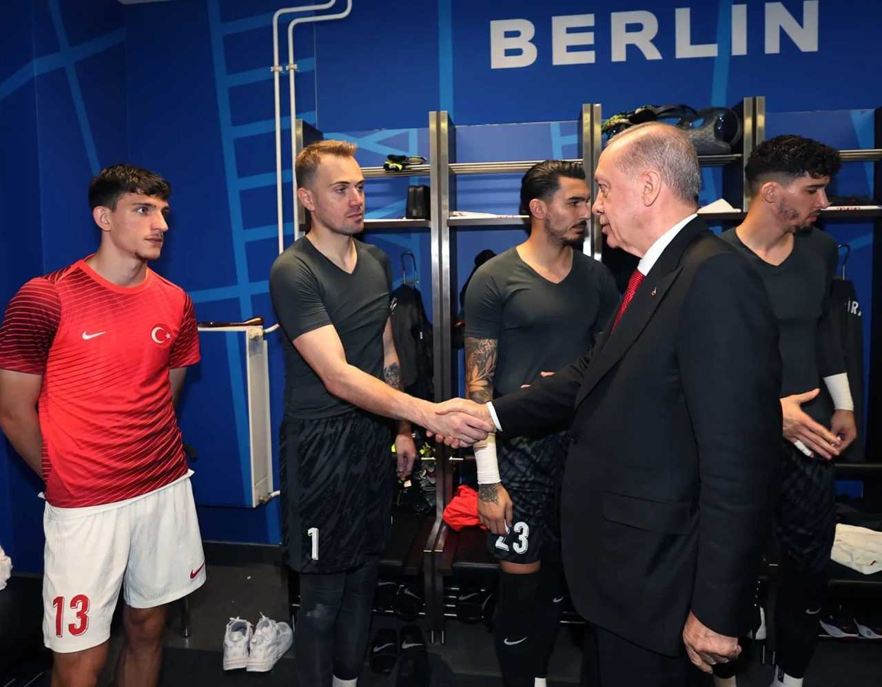 Erdogan Berlinde Milli Takimi Tebrik Etti 5