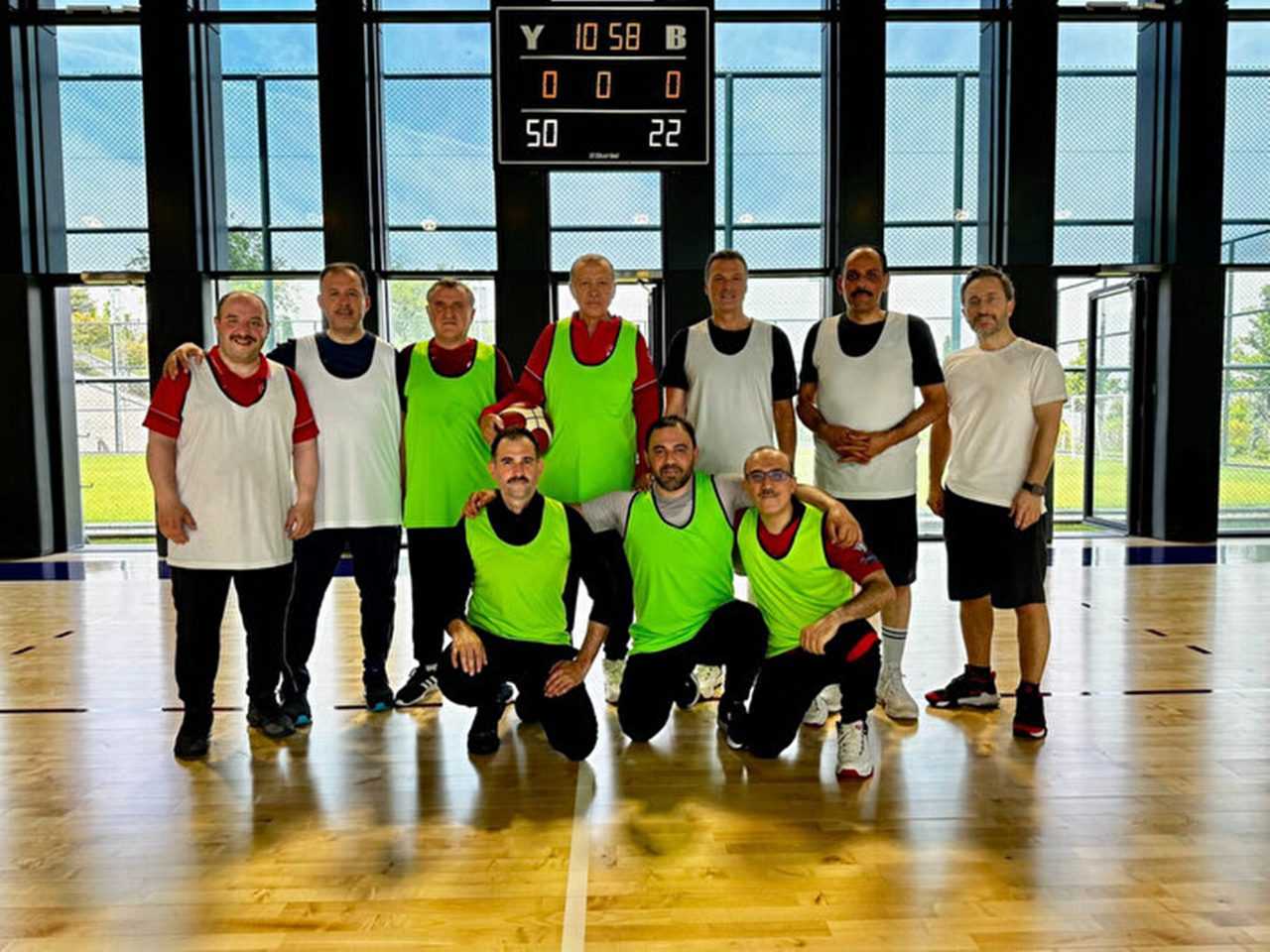 Erdoğan ve Bakanlar Basketbol Sahasında Ter Döktü 2 Erdogan ve Bakanlar Basketbol Sahasinda Ter Doktu 3