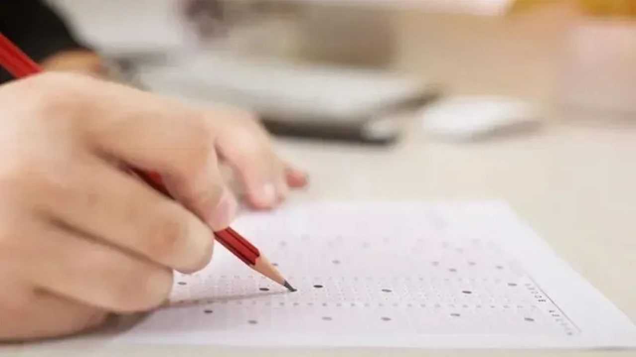 KPSS'de Heyecan Dorukta: Zamanla Yarış Başladı 1 KPSSde Heyecan Dorukta Zamanla Yaris Basladi 2