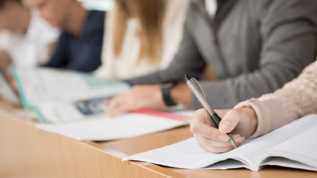 KPSS'de Heyecan Dorukta: Zamanla Yarış Başladı 2 KPSSde Heyecan Dorukta Zamanla Yaris Basladi 3