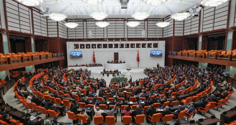 Meclis Erken Tatile Girdi: Tarihi Yasa Kabul Edildi