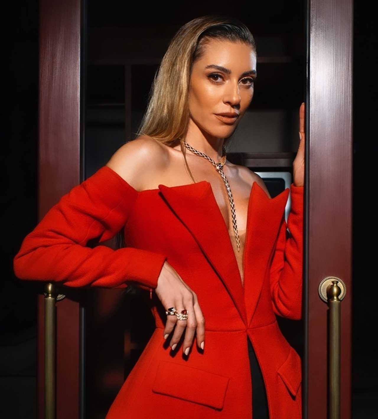 Sinem Kobal 7 Yıl Sonra Setlere Geri Dönüyor 2 Sinem Kobal 7 Yil Sonra Setlere Geri Donuyor 2