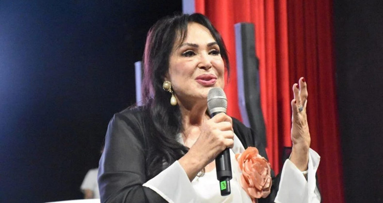 Sinemanın Sultanı Türkan Şoray, Van’ı Ayakta Alkışlattı