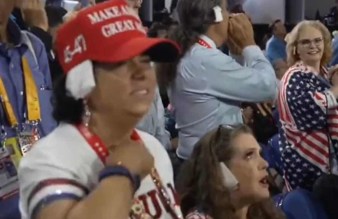 Trump'ın Suikast Girişimi: Bandajlı Destek Dalgası 4 Trumpin Suikast Girisimi Bandajli Destek Dalgasi 5